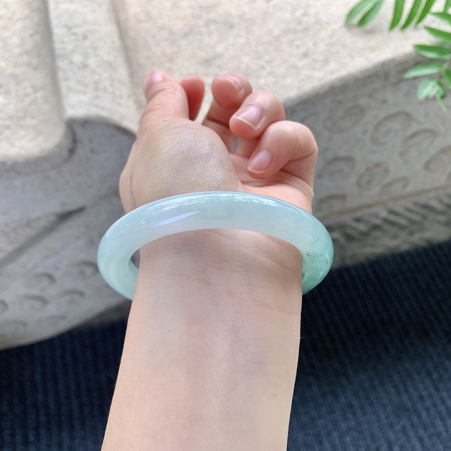 圆条54 55【圈口】55/10/10【编码】HC121426【描述】冰糯晴绿飘花，水润，种老，细腻，无裂纹