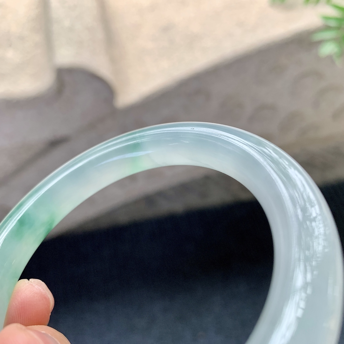 圆条55 56【圈口】56.9/10.3/9.9【编码】B2121416【描述】冰飘绿，清透，水润，种老，细腻，有纹线