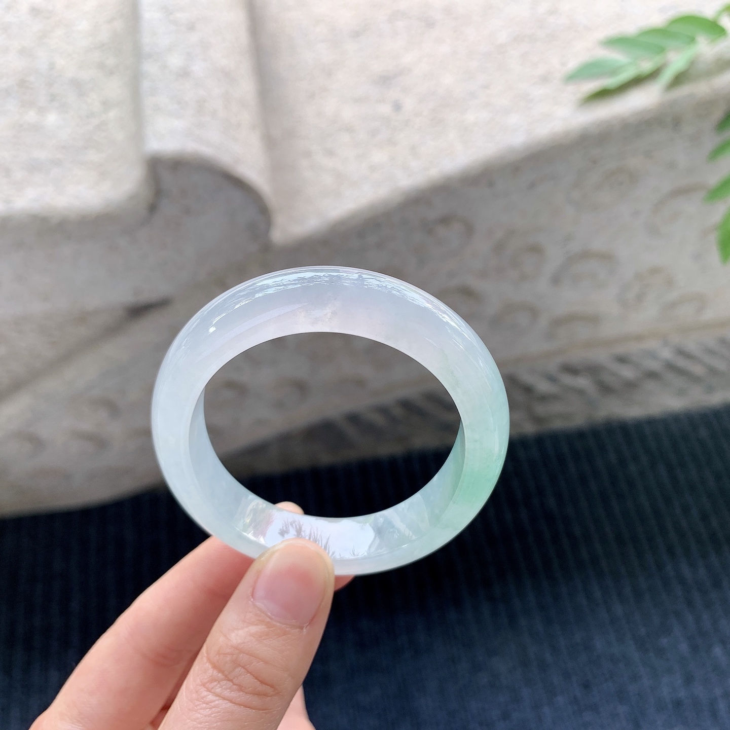 贵妃52 53【圈口】53.7/45.8/11.2/7.6【编码】A1121329【描述】冰糯飘绿，水润，种老，细腻，打灯有絮线