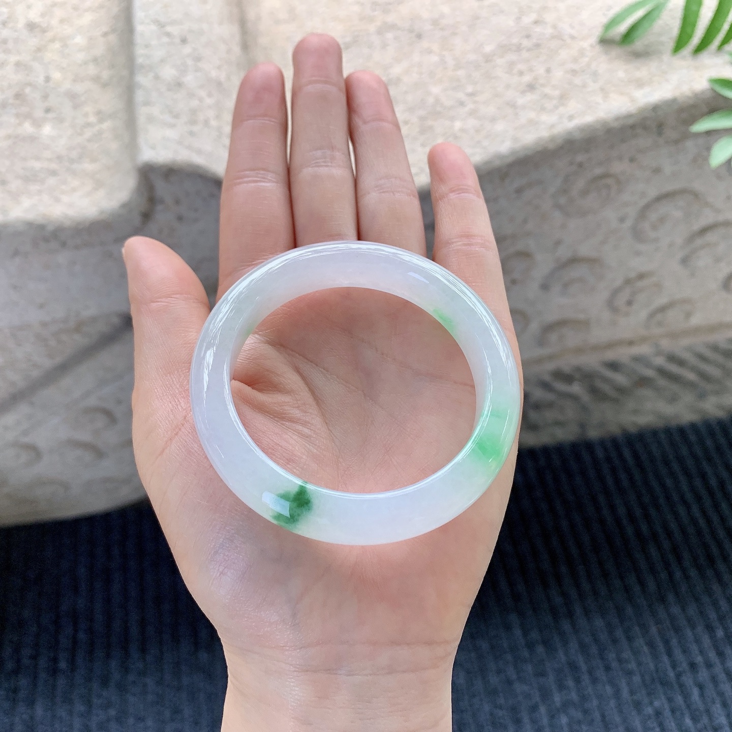 正圈51 52【圈口】52.8/11.5/8.3【编码】C5121415【描述】细糯飘绿，水润，种老