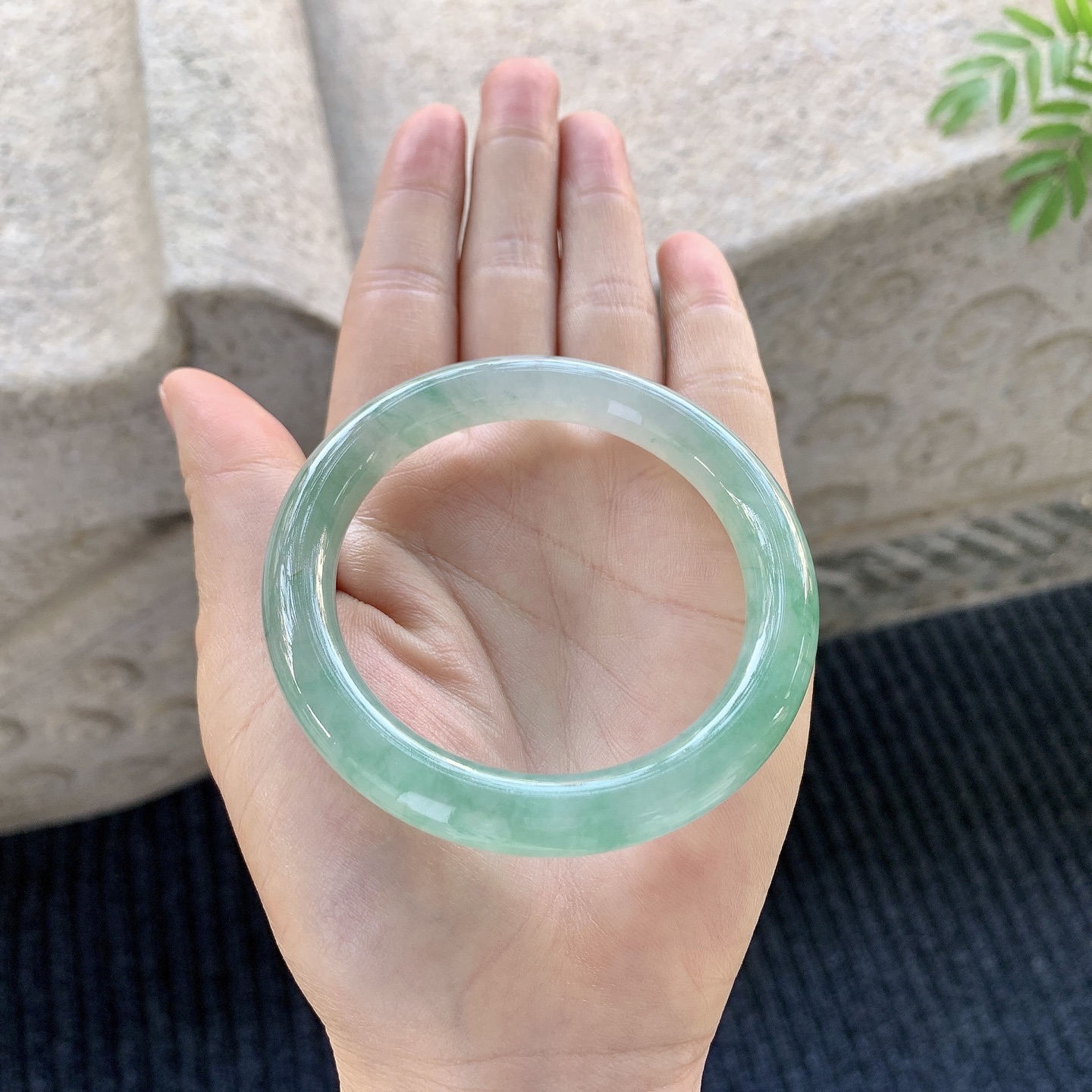 圆条52 53【圈口】53/9/9【编码】DW012915【描述】糯冰飘绿，水润，种老，细腻，打灯有棉线