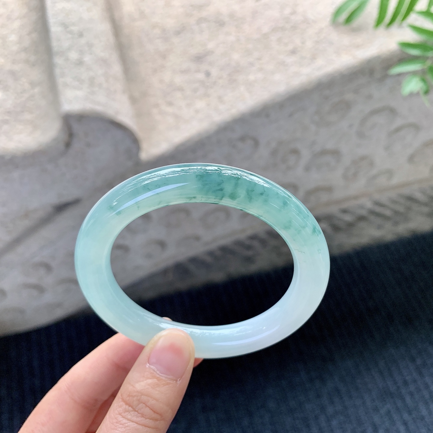 圆条54 55【圈口】55/10/10【编码】HC121426【描述】冰糯晴绿飘花，水润，种老，细腻，无裂纹