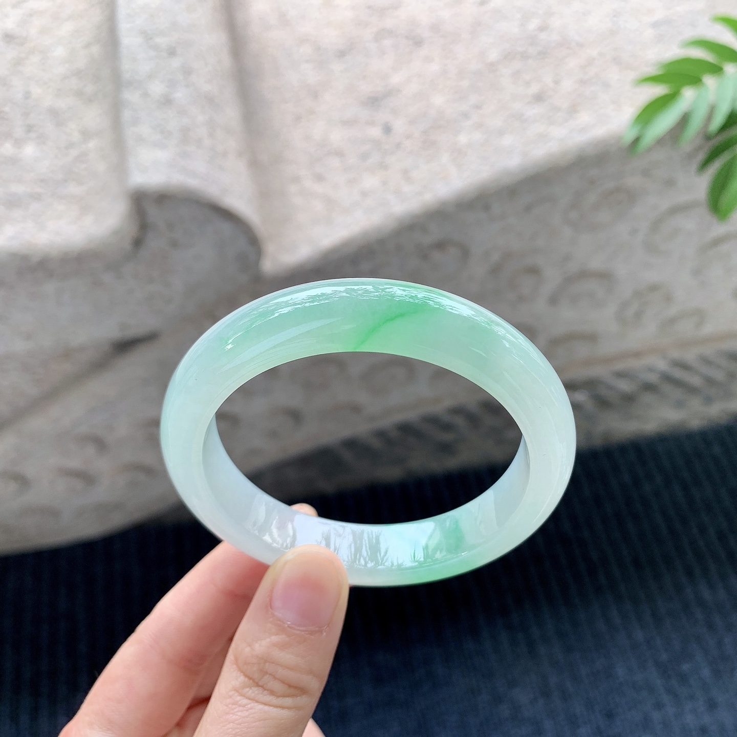 正圈54 55【圈口】55.5/12.1/8.2【编码】BA032014【描述】冰飘绿花，清透，水润，种老，细腻，打灯有絮线