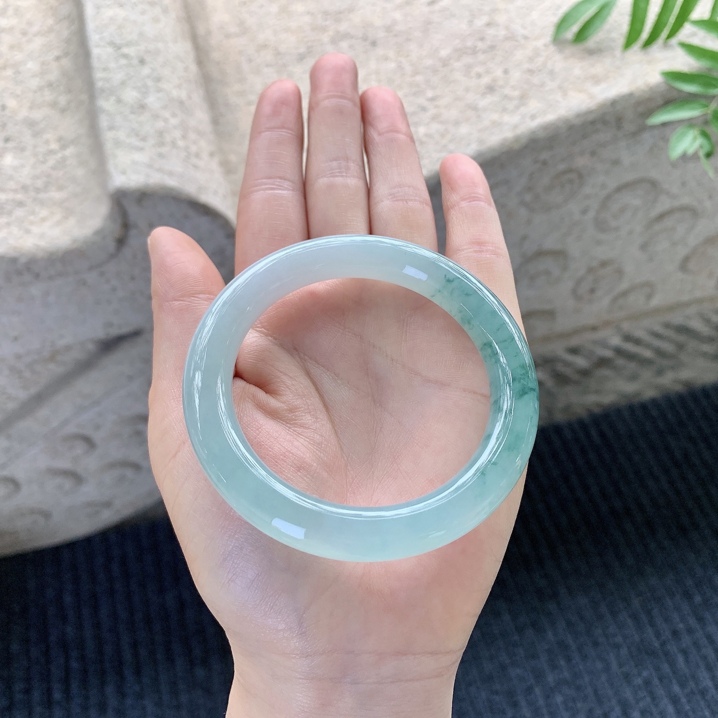 圆条54 55【圈口】55/10/10【编码】HC121426【描述】冰糯晴绿飘花，水润，种老，细腻，无裂纹