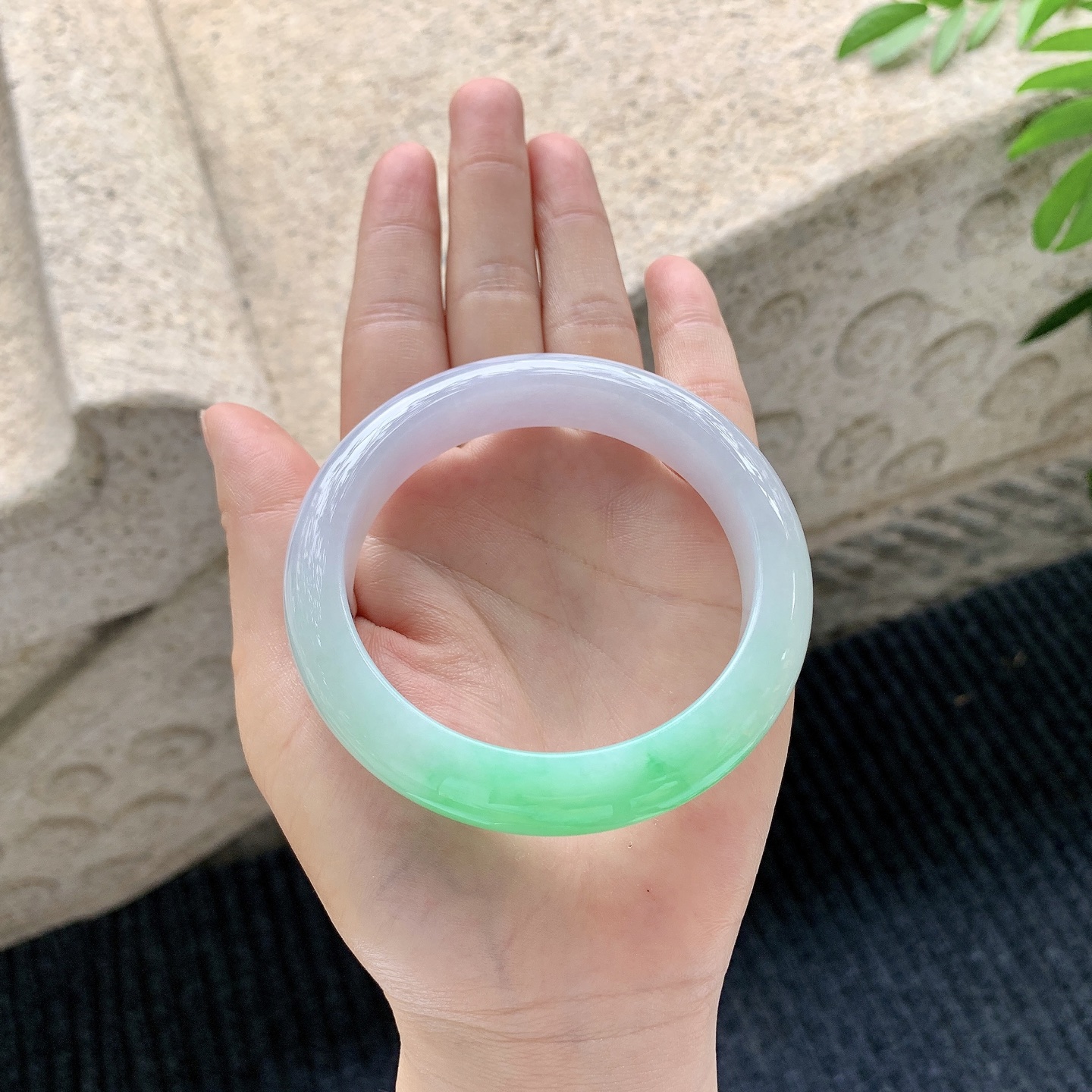 正圈58 59【圈口】58/12.7/9【编码】A3041533【描述】糯冰椿彩，水润，种老，细腻，无裂纹