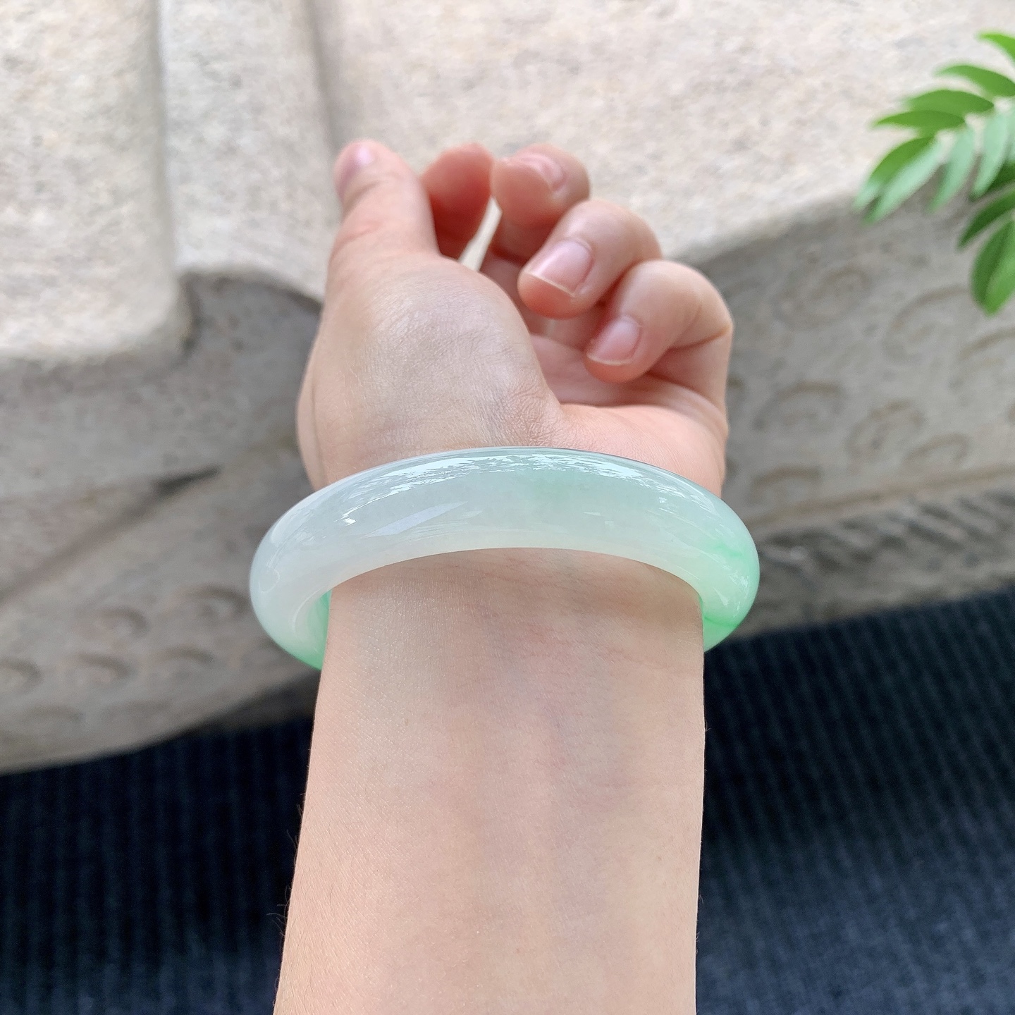 正圈54 55【圈口】55.5/12.1/8.2【编码】BA032014【描述】冰飘绿花，清透，水润，种老，细腻，打灯有絮线