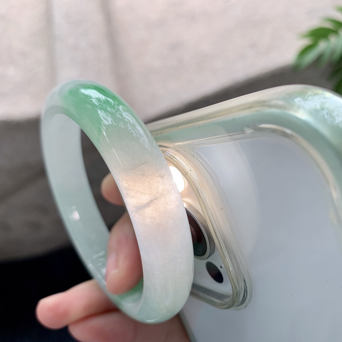 正圈54 55【圈口】55.5/12.1/8.2【编码】BA032014【描述】冰飘绿花，清透，水润，种老，细腻，打灯有絮线