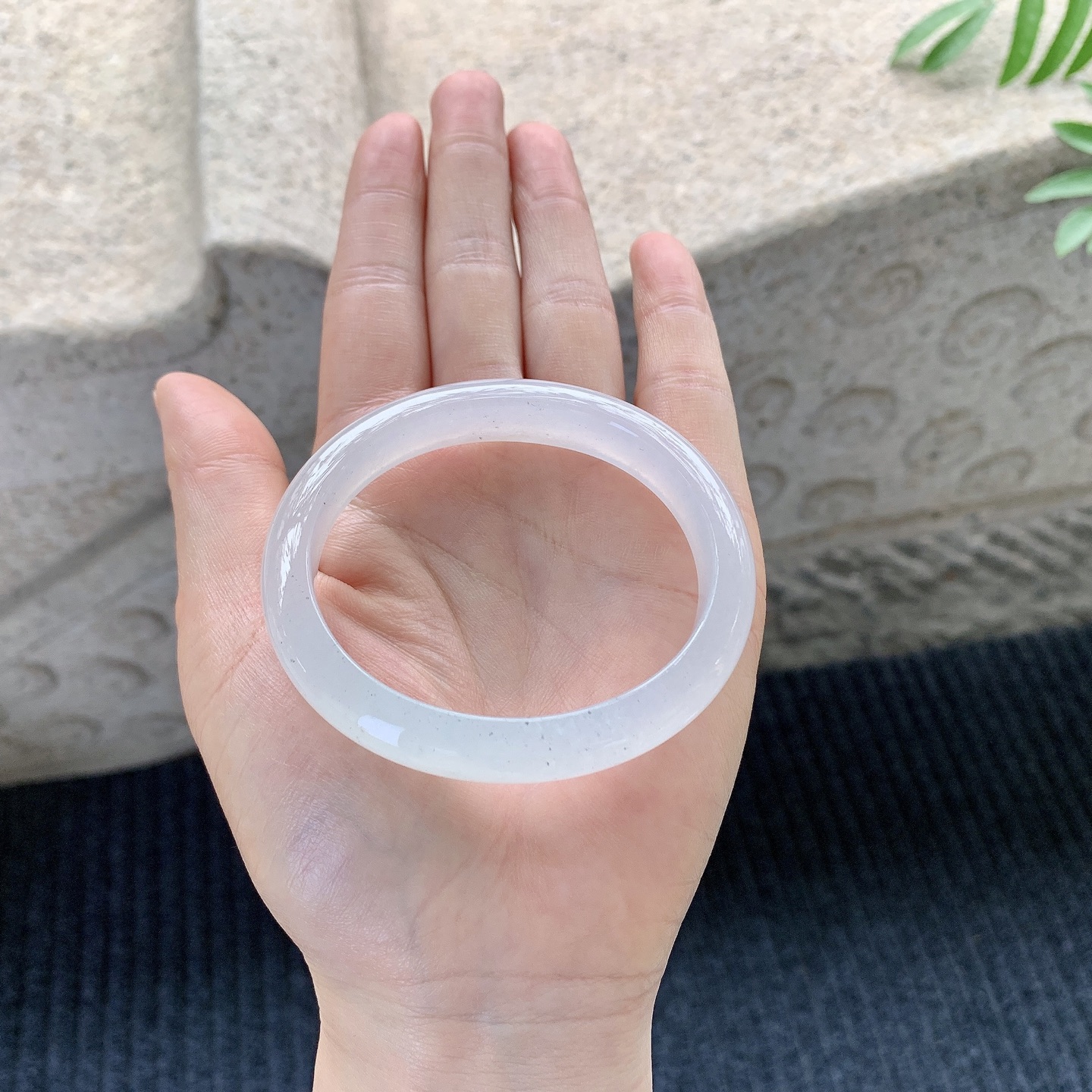 贵妃54 55 圈口55.7/48/10.8/7.5 糯冰底色，水润，种老，细腻，有纹线B21214