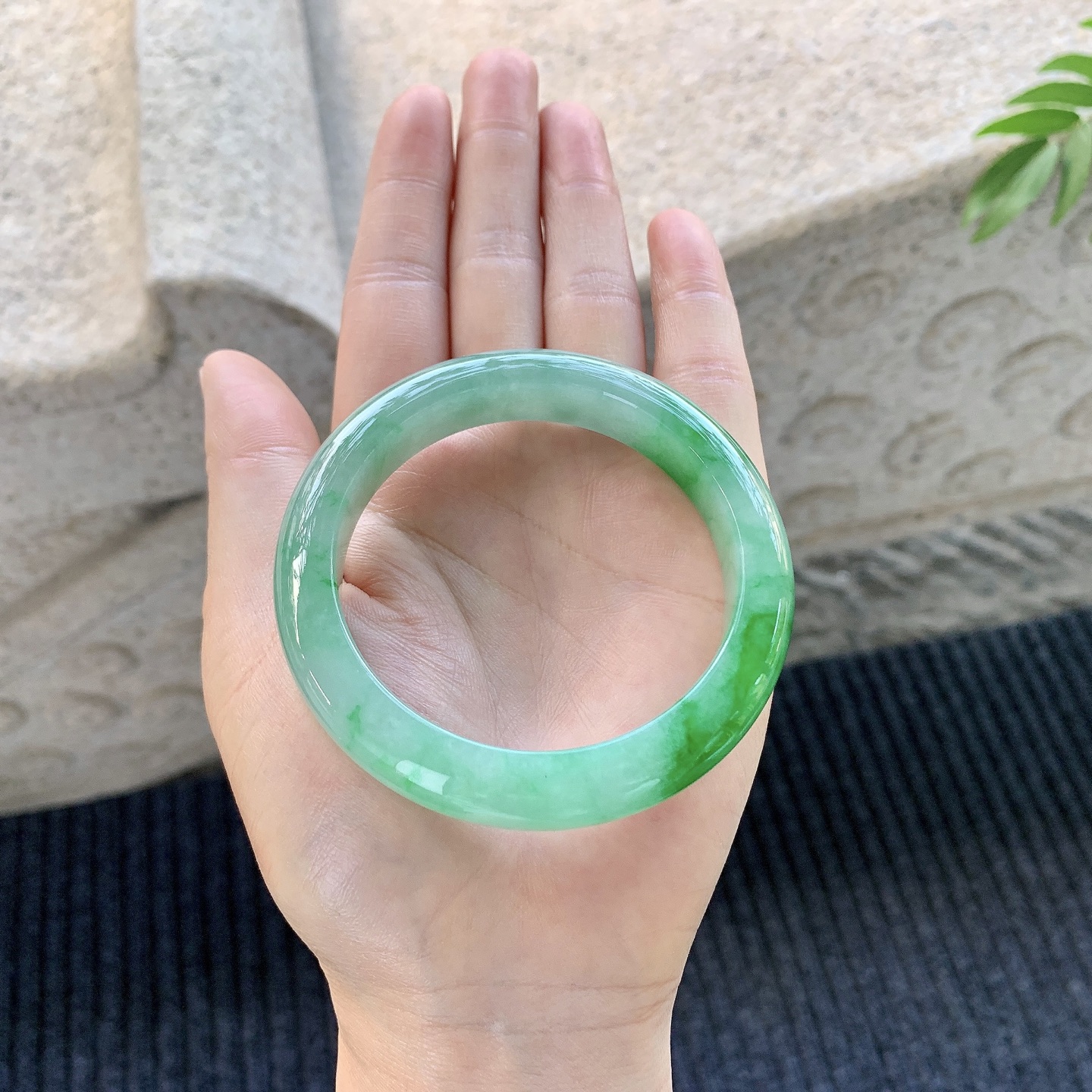 正圈55 56 【圈口】55/11.6/8.7 【编码】A1031875 【描述】糯冰飘阳绿，水润，种老，细腻，打灯有棉线