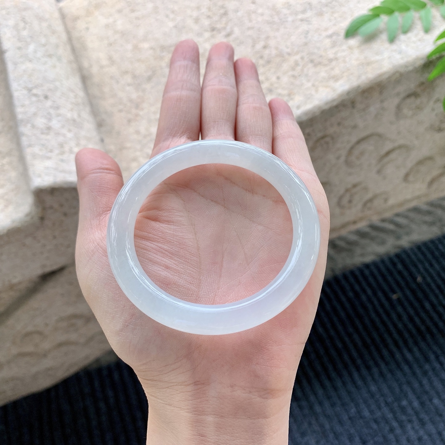 圆条52 53【圈口】53/8.3/8.5【编码】B2041514【描述】糯冰底色，水润，种老，细腻