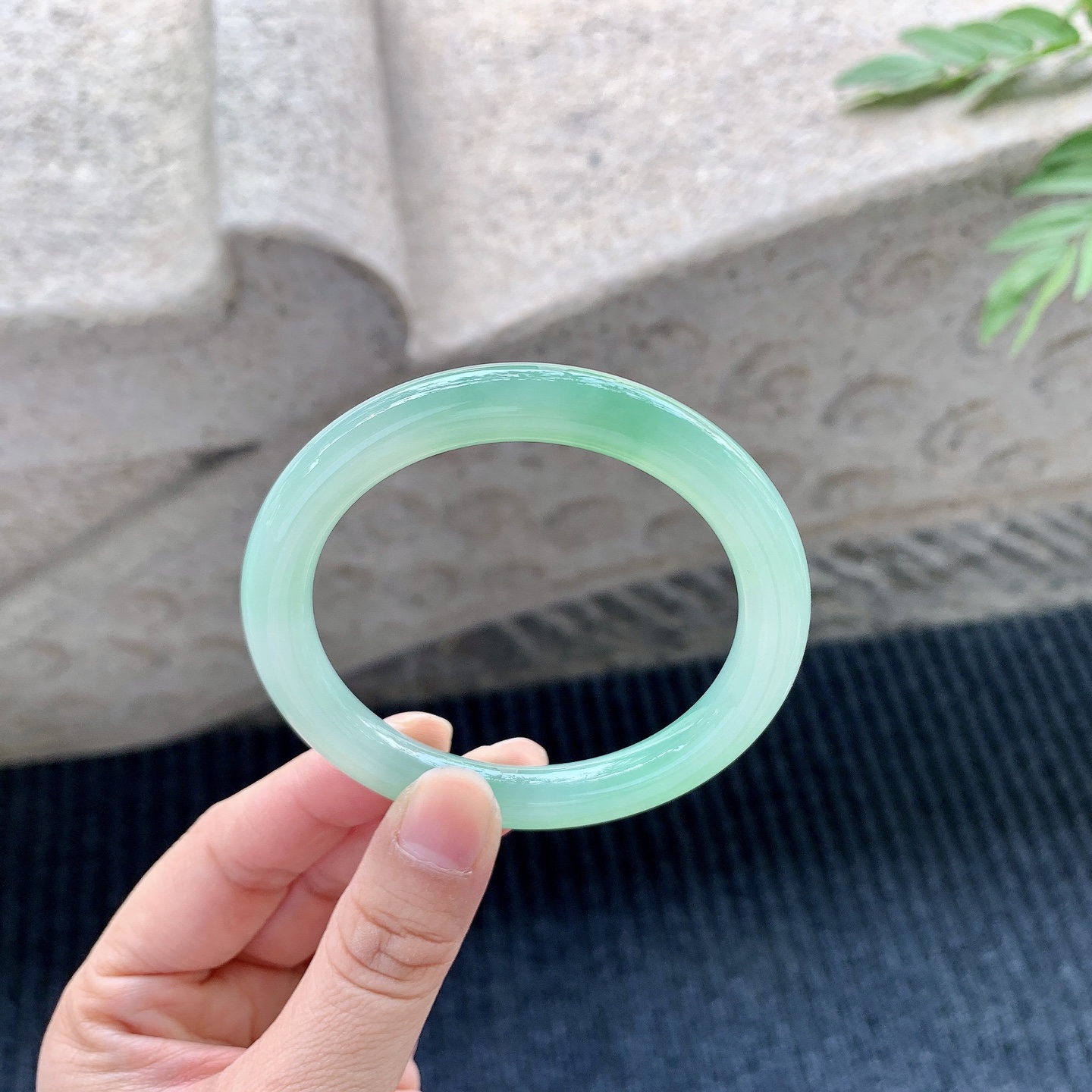 圆条54 55【圈口】54.3/7.9/8.7【编码】GL121336【描述】糯冰飘绿，水润，种老，细腻，打灯有棉线