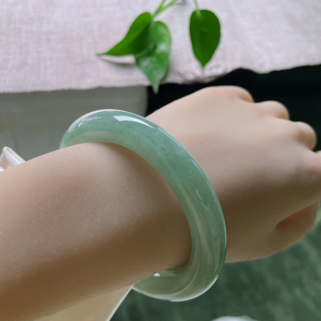 54.6/11.1，绿底圆条，水润，细腻，内蕴温润脂光，似有暗香浮动，无裂，ss49153a