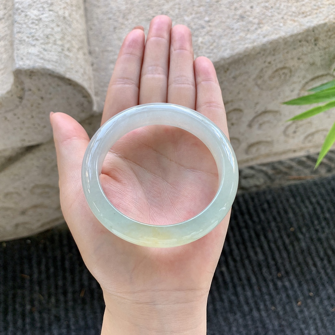 正圈55 56【圈口】56.1/12.4/8.3【编码】A1011675【描述】冰糯飘黄翡，水润，种