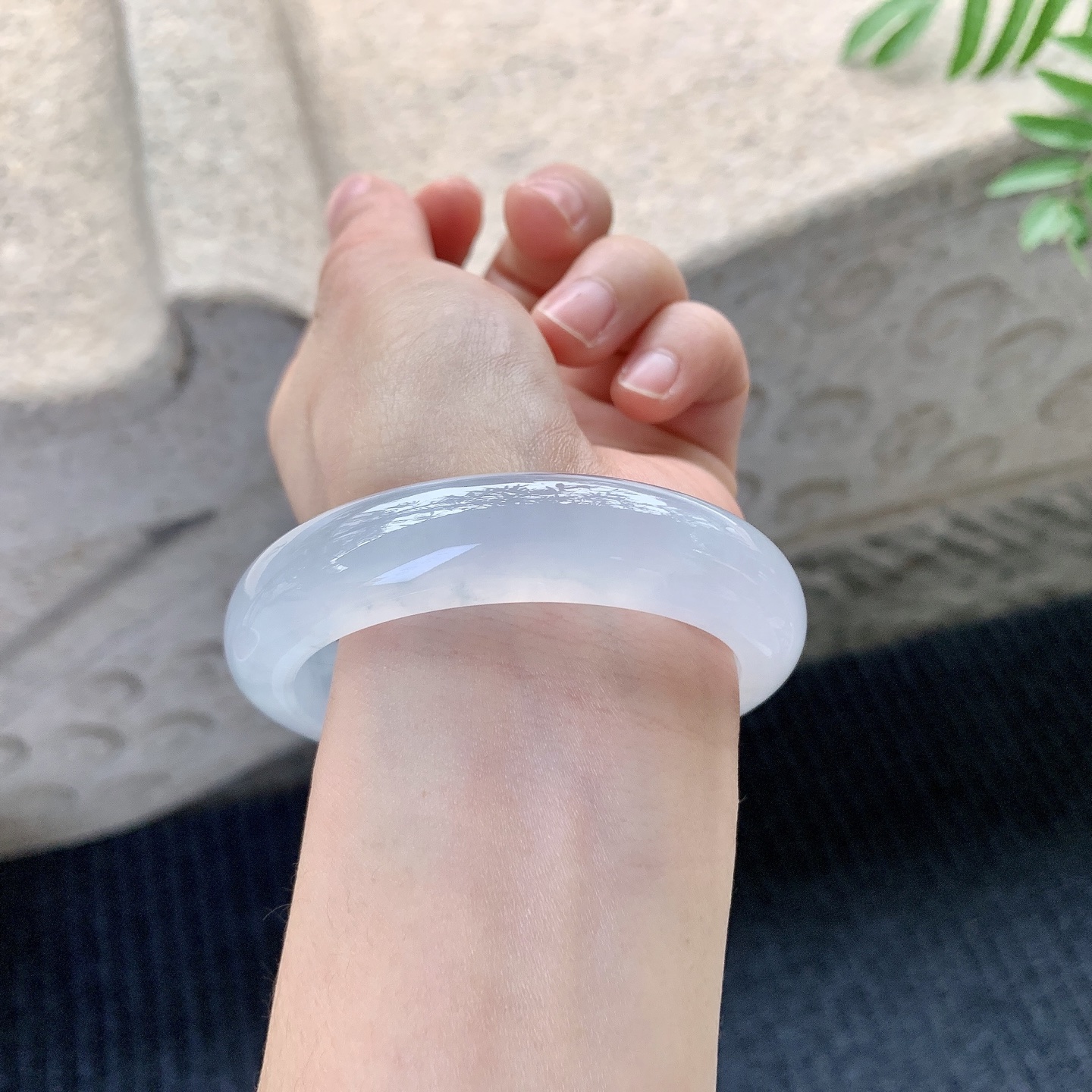 正圈55 56【圈口】56/14/9【编码】HT121411【描述】冰种，清透，水润，种老，细腻，打灯有絮线