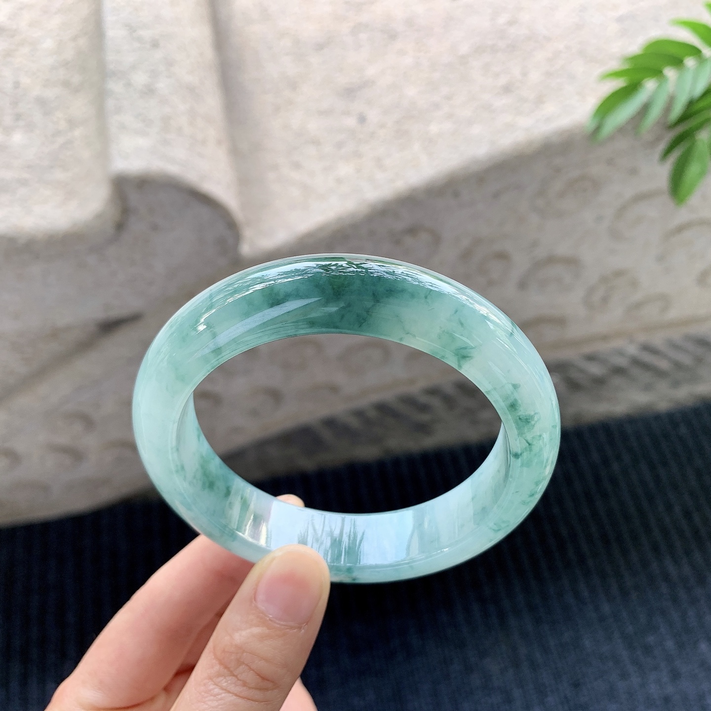 正圈59 60【圈口】60.2/14.5/9.6【编码】A1121230【描述】糯冰飘花，水润，种老，细腻，无裂