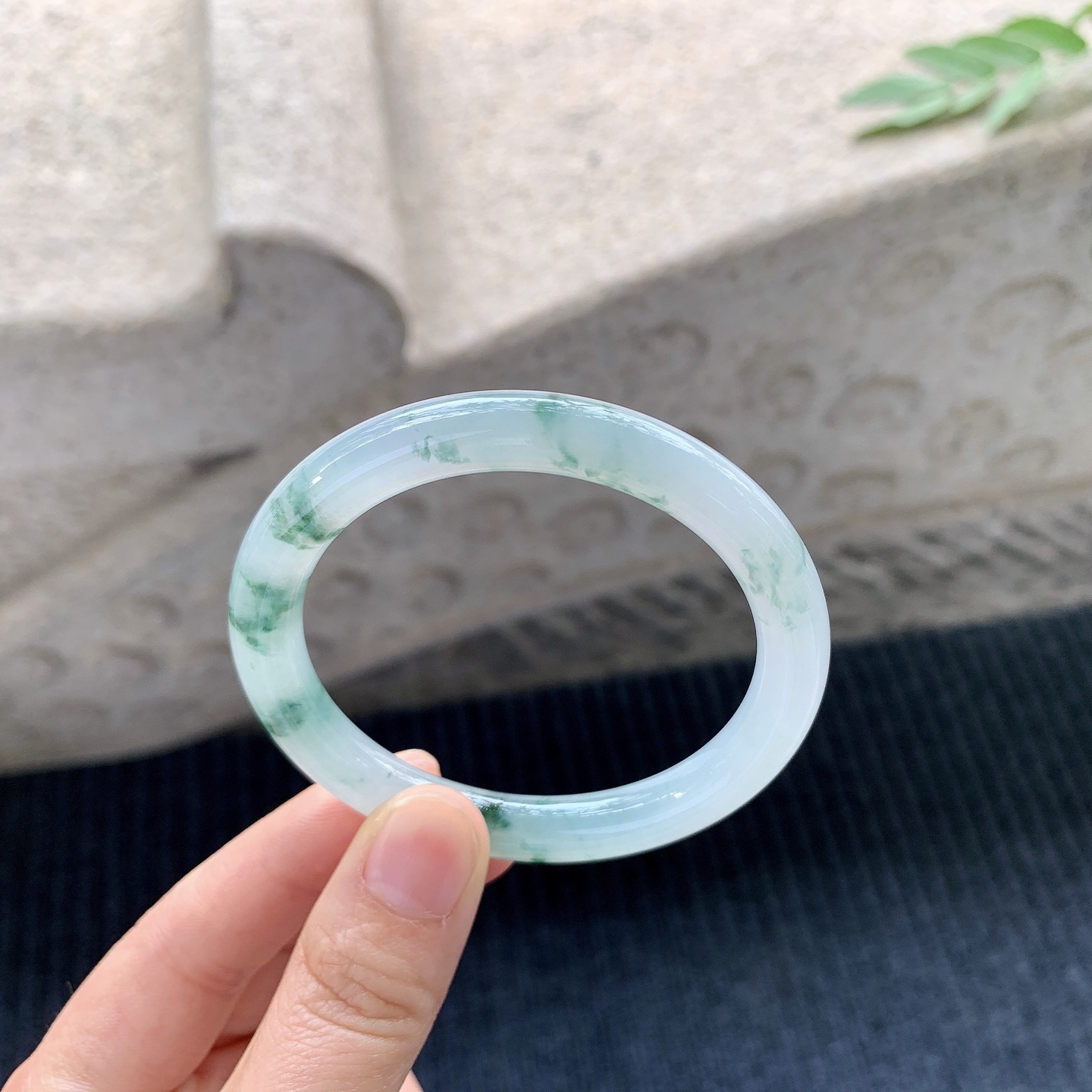 圆条51 52【圈口】52.3/7.9/8.1【编码】QX121338【描述】冰糯飘花，水润，种老，细腻，无裂