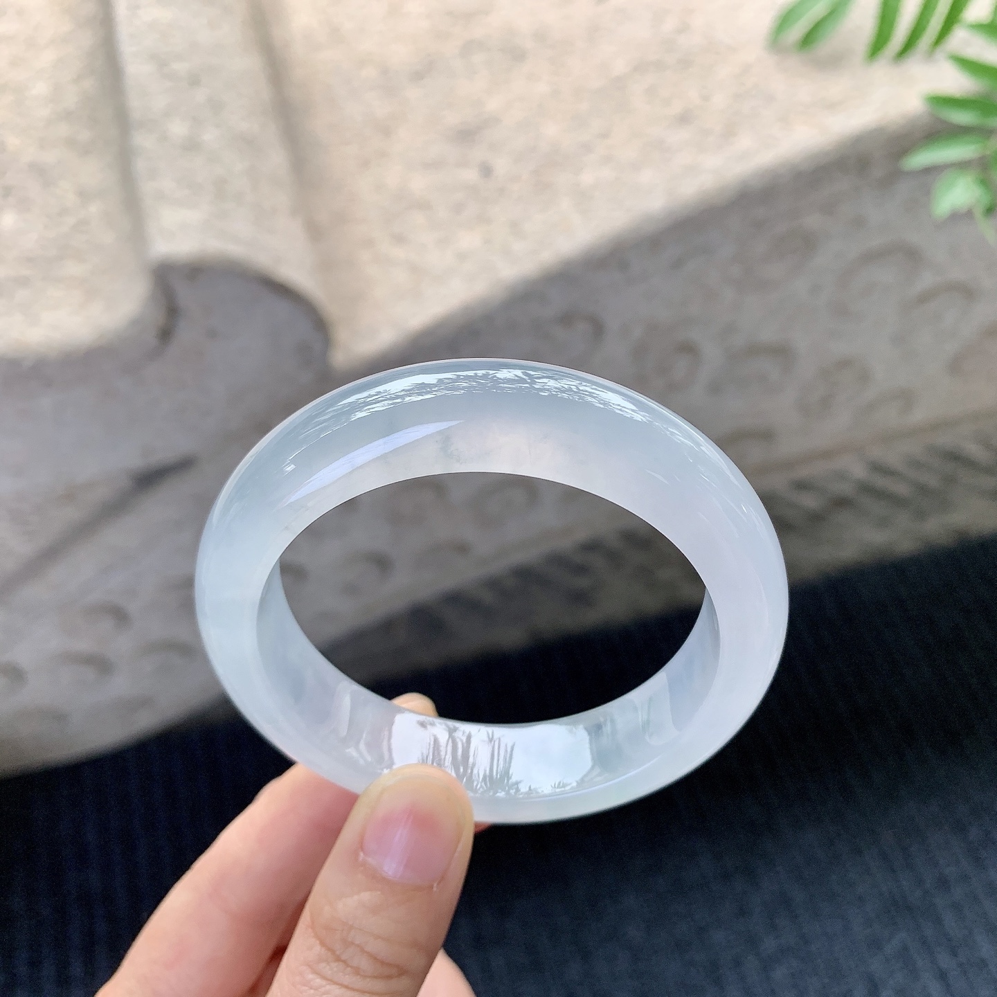 正圈55 56【圈口】56/14/9【编码】HT121411【描述】冰种，清透，水润，种老，细腻，打灯有絮线