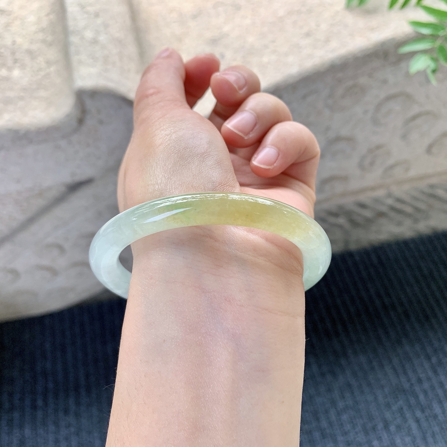 圆条55 56【圈口】56.8/8/8.7【编码】HC121429【描述】冰糯飘黄翡，水润，种老，细腻，打灯有絮线