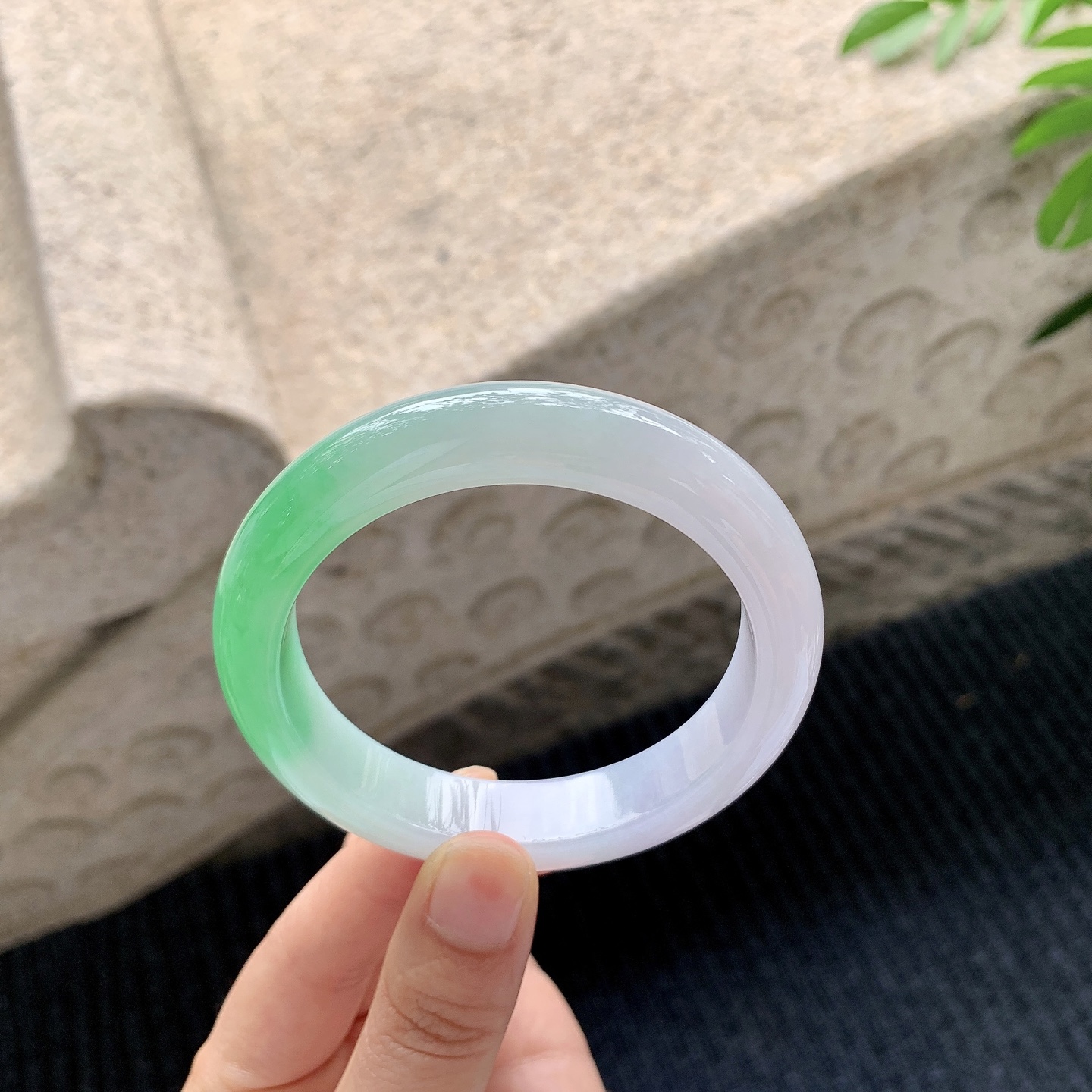 正圈58 59【圈口】58/12.7/9【编码】A3041533【描述】糯冰椿彩，水润，种老，细腻，无裂纹