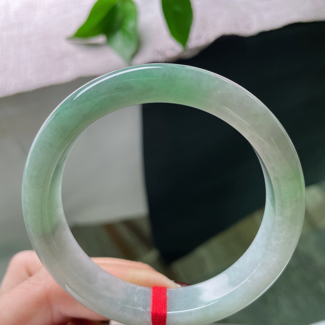 56.6/12.3/8.4，浅绿底正圈，像春溪漫过青石时，深浅不一的苔痕在浅绿底色上晕开。无裂，ss