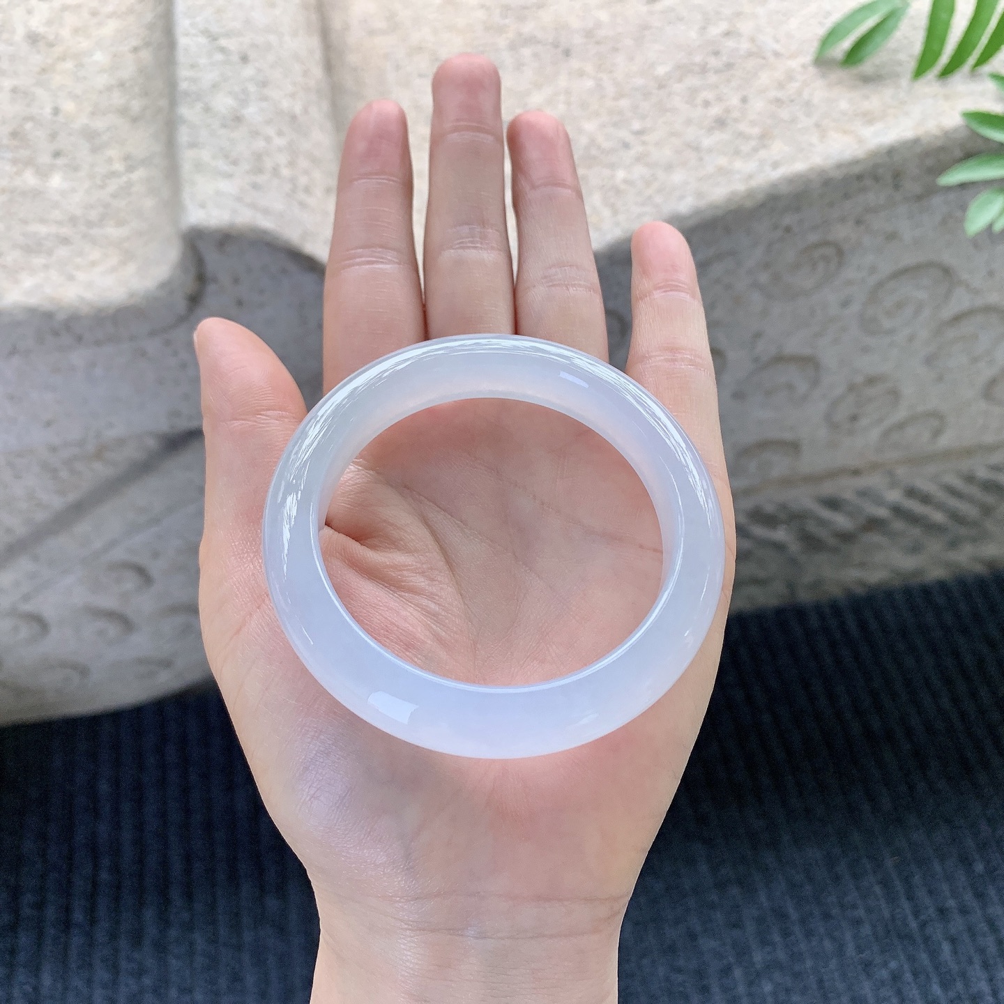 正圈53 54【圈口】54.6/11.4/8.8【编码】A1121423【描述】冰糯底色，水润，种老，细腻，打灯有棉根