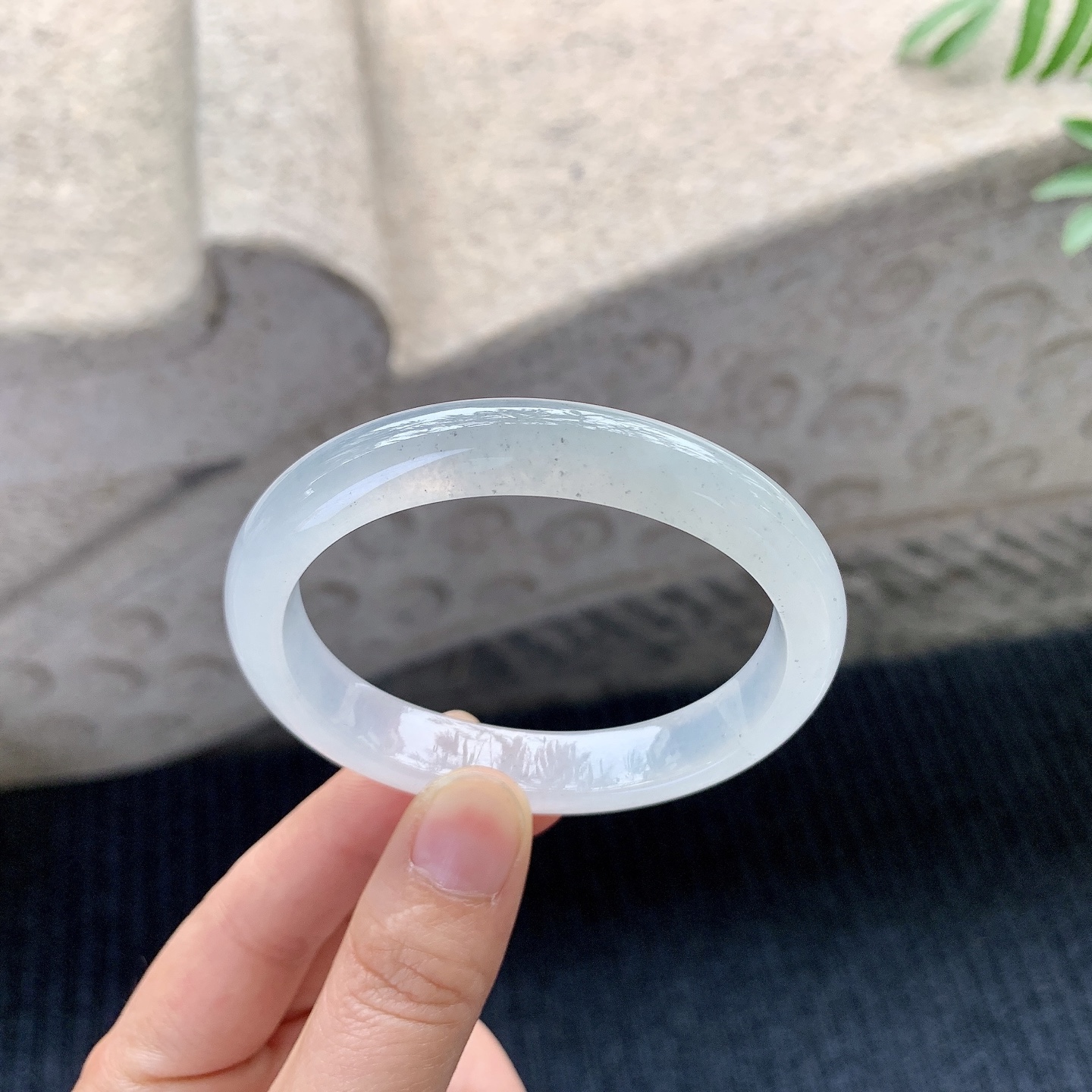 贵妃54 55 圈口55.7/48/10.8/7.5 糯冰底色，水润，种老，细腻，有纹线B2121401