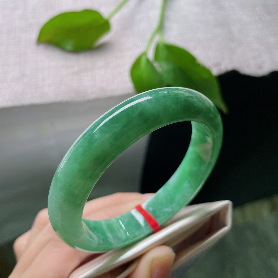 55.4/12.6/8.2，绿底正圈，水润，一抹浓绿，满室芳华，满绿入玉，贵气自生。有纹，ss50942a