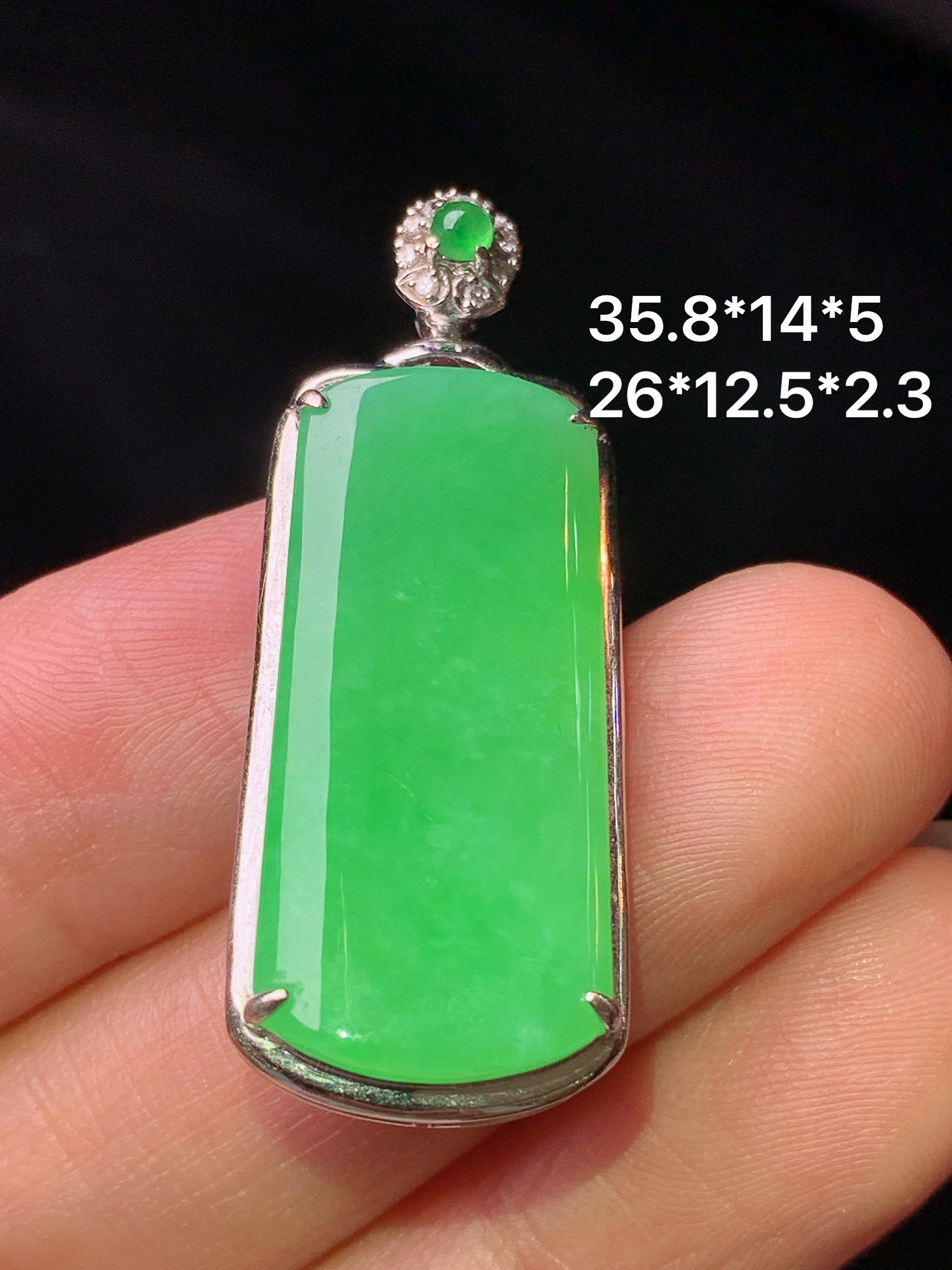 18k金钻镶嵌阳绿无事牌吊坠 玉质细腻 色泽艳丽清新 水润亮眼 整体尺寸35.8*14*5L4