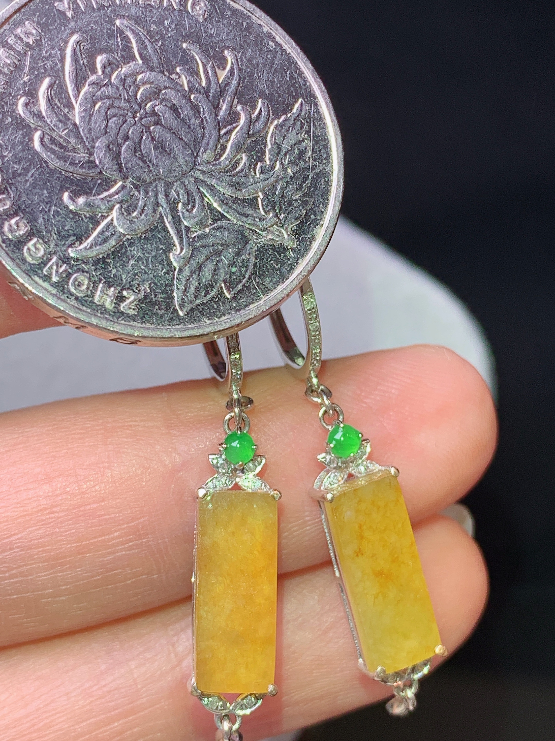 18k金钻镶嵌黄翡无事牌耳坠 玉质细腻 色泽艳丽清新 水润亮眼 整体尺寸36.8*5.2*4yz