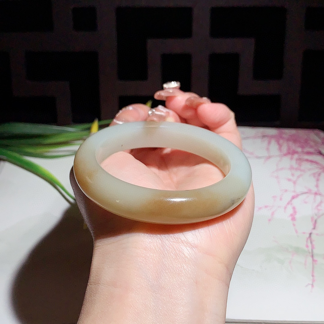 和田玉55.5圈且末糖手镯！玉质细腻油润 底色纯净 无裂无棉 脂粉好，品质高。