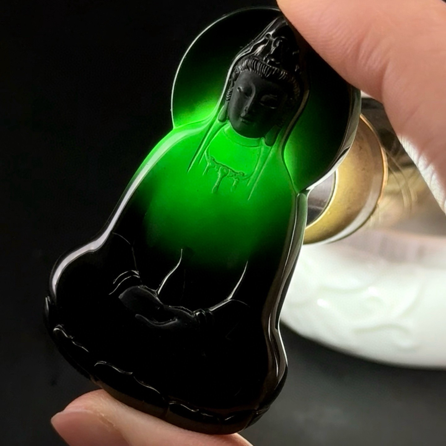 墨翠素衣观音 种好色正 黑度极好 打灯通透 油性十足  尺寸54.6