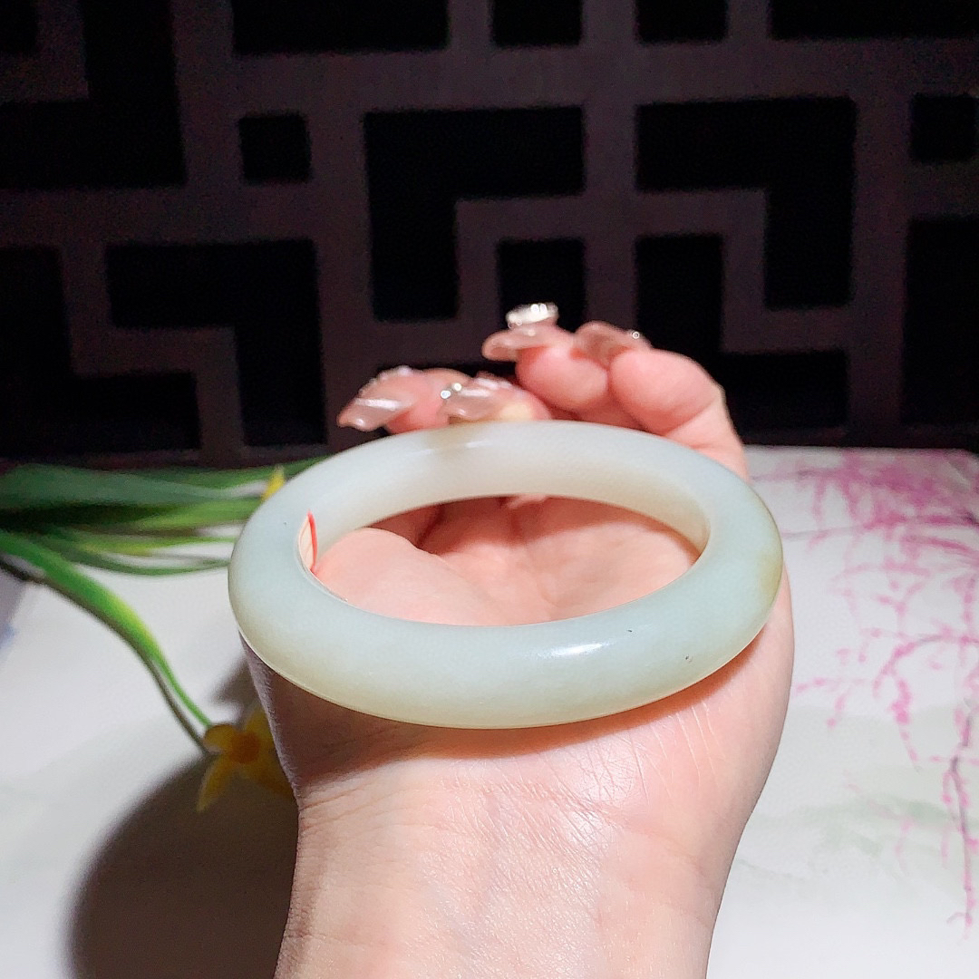 和田玉57.5圈且末糖手镯！玉质细腻油润 底色纯净 无裂无棉 脂粉好，品质高。