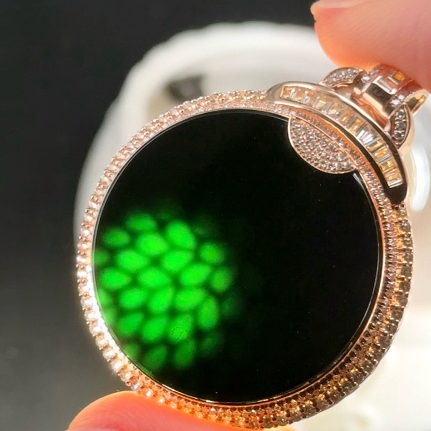 精品18k墨翠圆牌 种好色正 黑度极好 打灯通透 油性十足  尺寸44.3