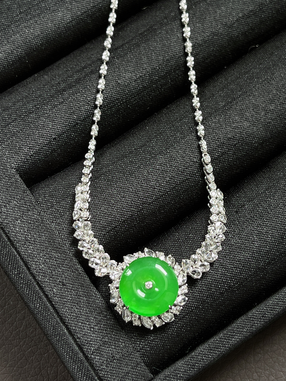 翡翠冰阳绿项链，印记：Au750,伴钻石