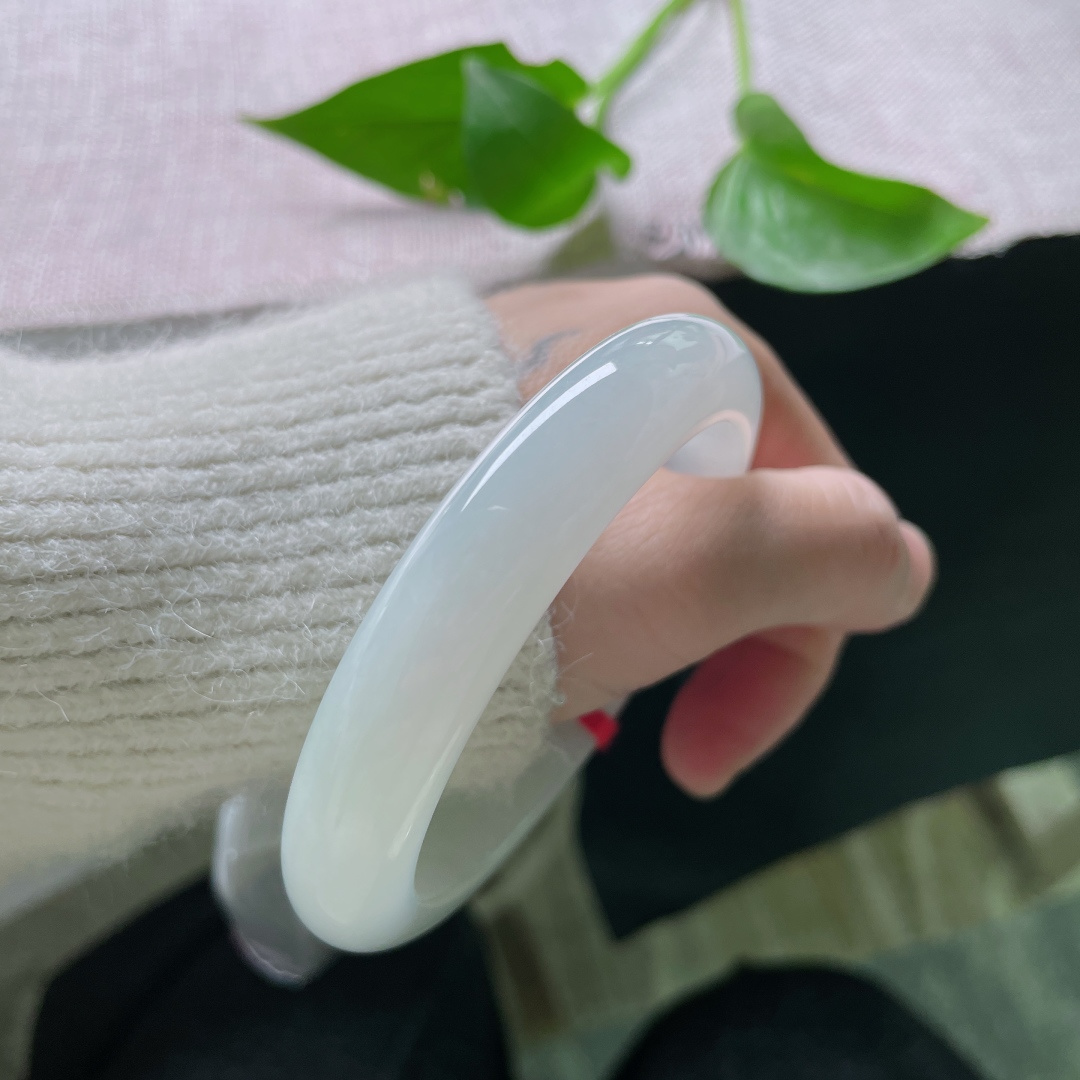 58/12.2/8.5白冰正圈，种老，浅绿柔光，温润如水，一眼便心动，无裂，ss49748a