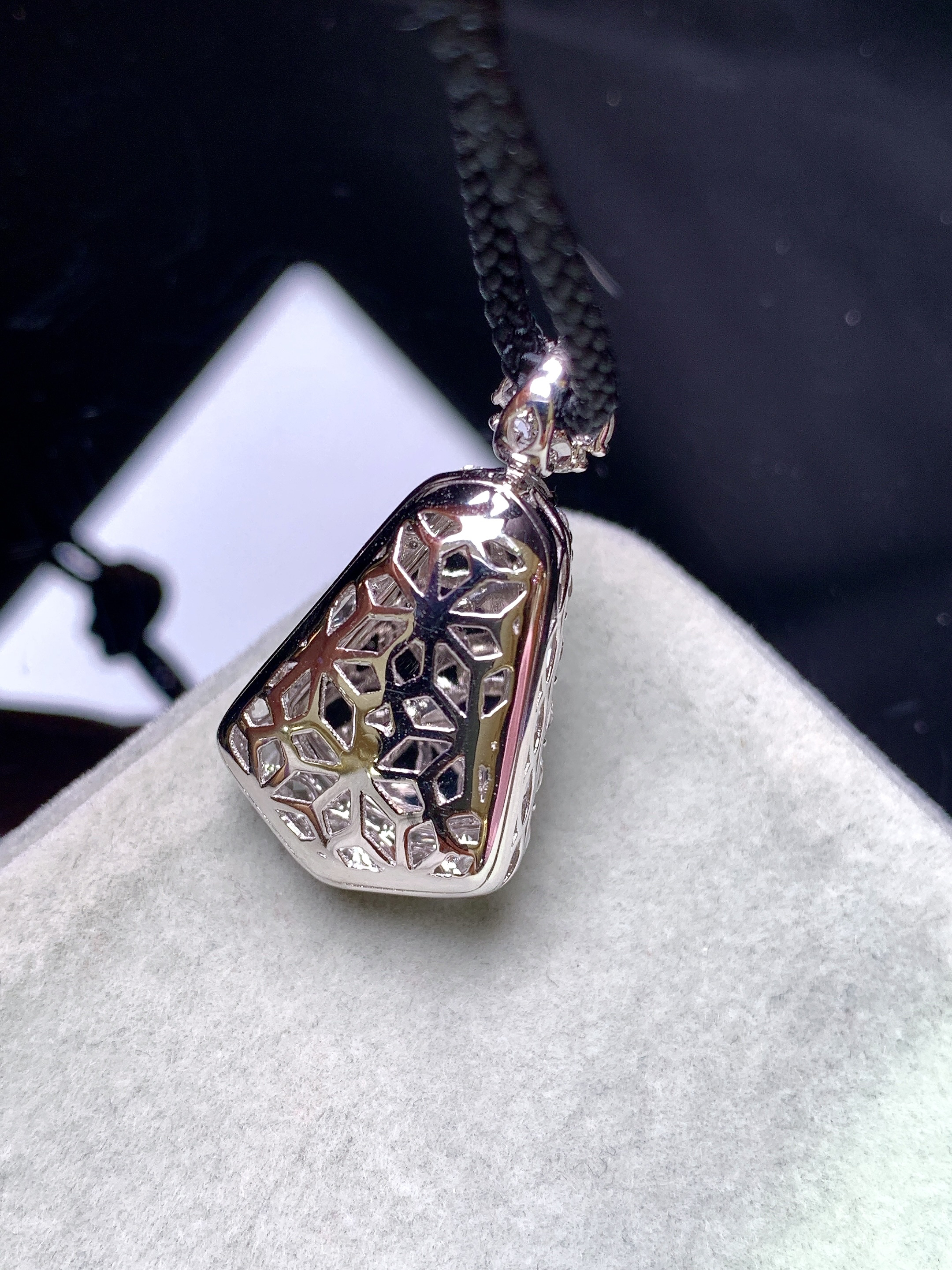 18k金钻镶嵌冰种飘花玉柱吊坠 玉质细腻 色泽艳丽清新 水润亮眼 整体尺寸29.5*16*12b12