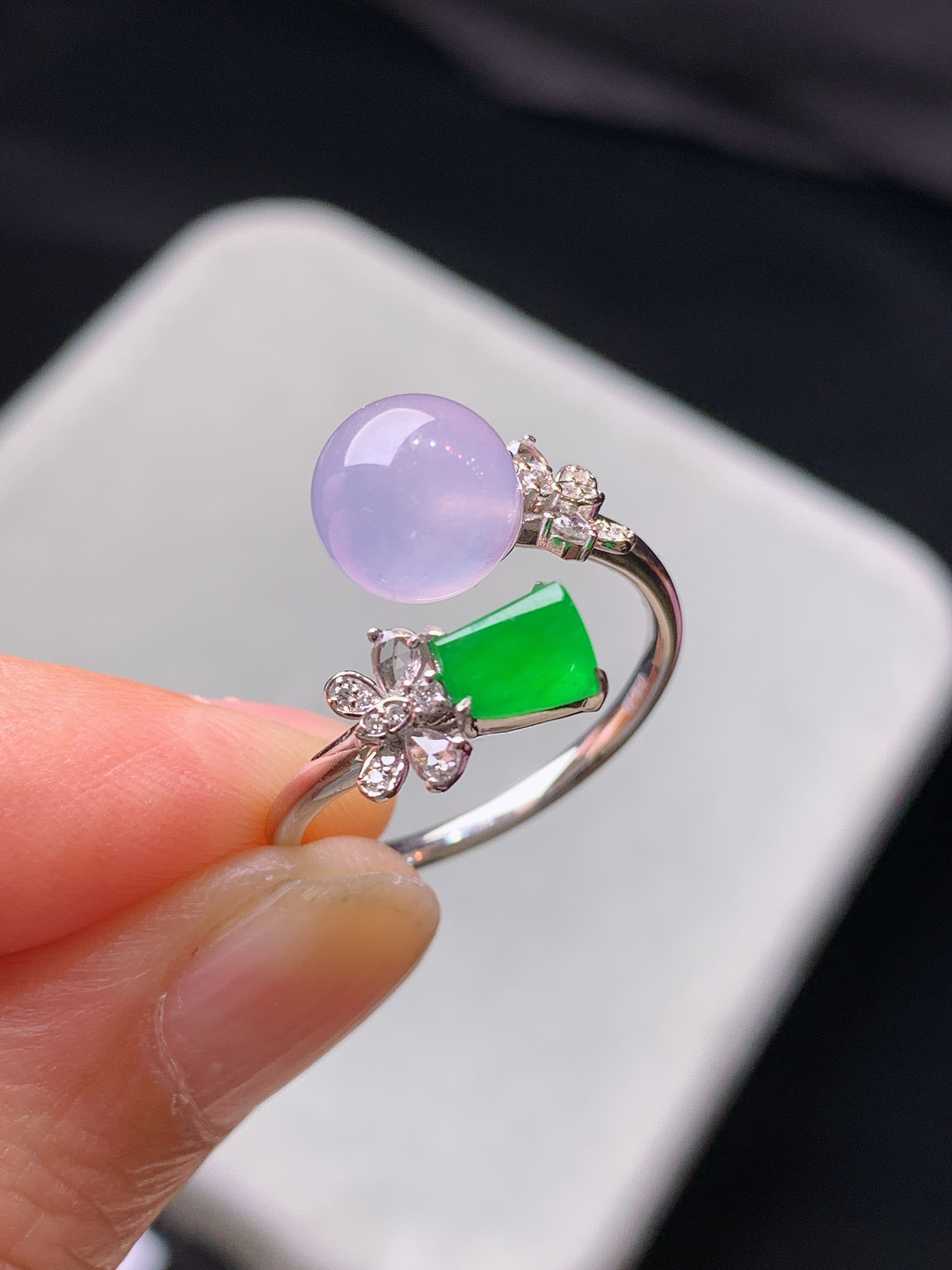 18k金钻镶嵌浅紫罗兰圆珠戒指 玉质细腻 色泽艳丽清新 水润亮眼 圈口15 整体尺寸7.8b5