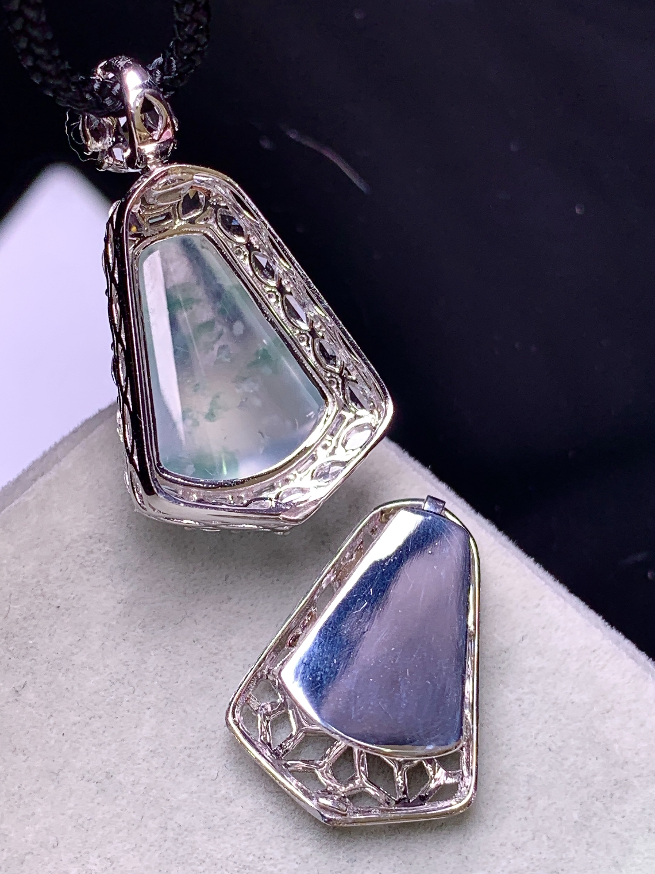 18k金钻镶嵌冰种飘花玉柱吊坠 玉质细腻 色泽艳丽清新 水润亮眼 整体尺寸29.5*16*12b12