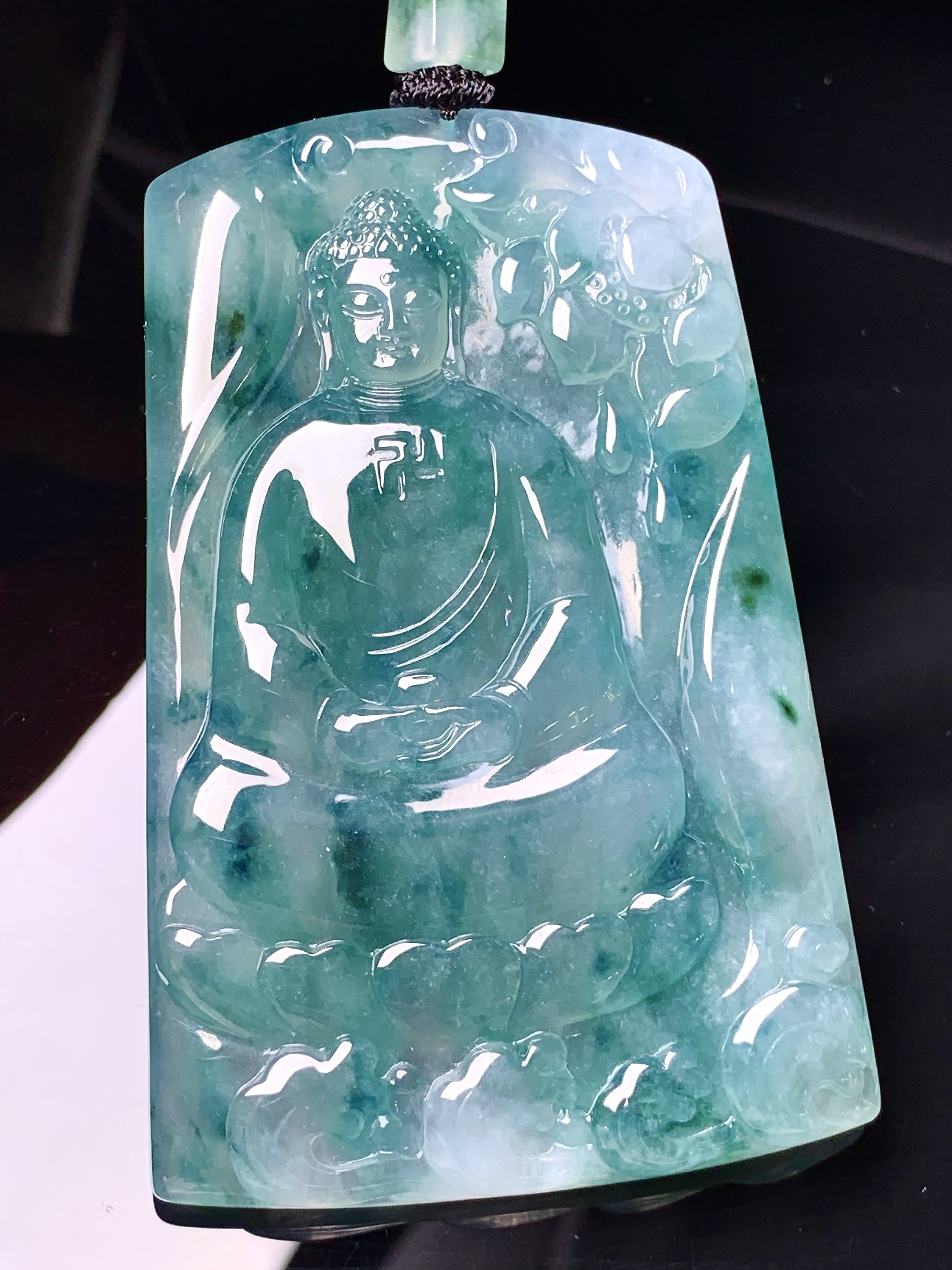 飘绿大日如来佛祖吊坠 玉质细腻 色泽艳丽清新 水润亮眼 整体尺寸68.6*45.2*6.3L1