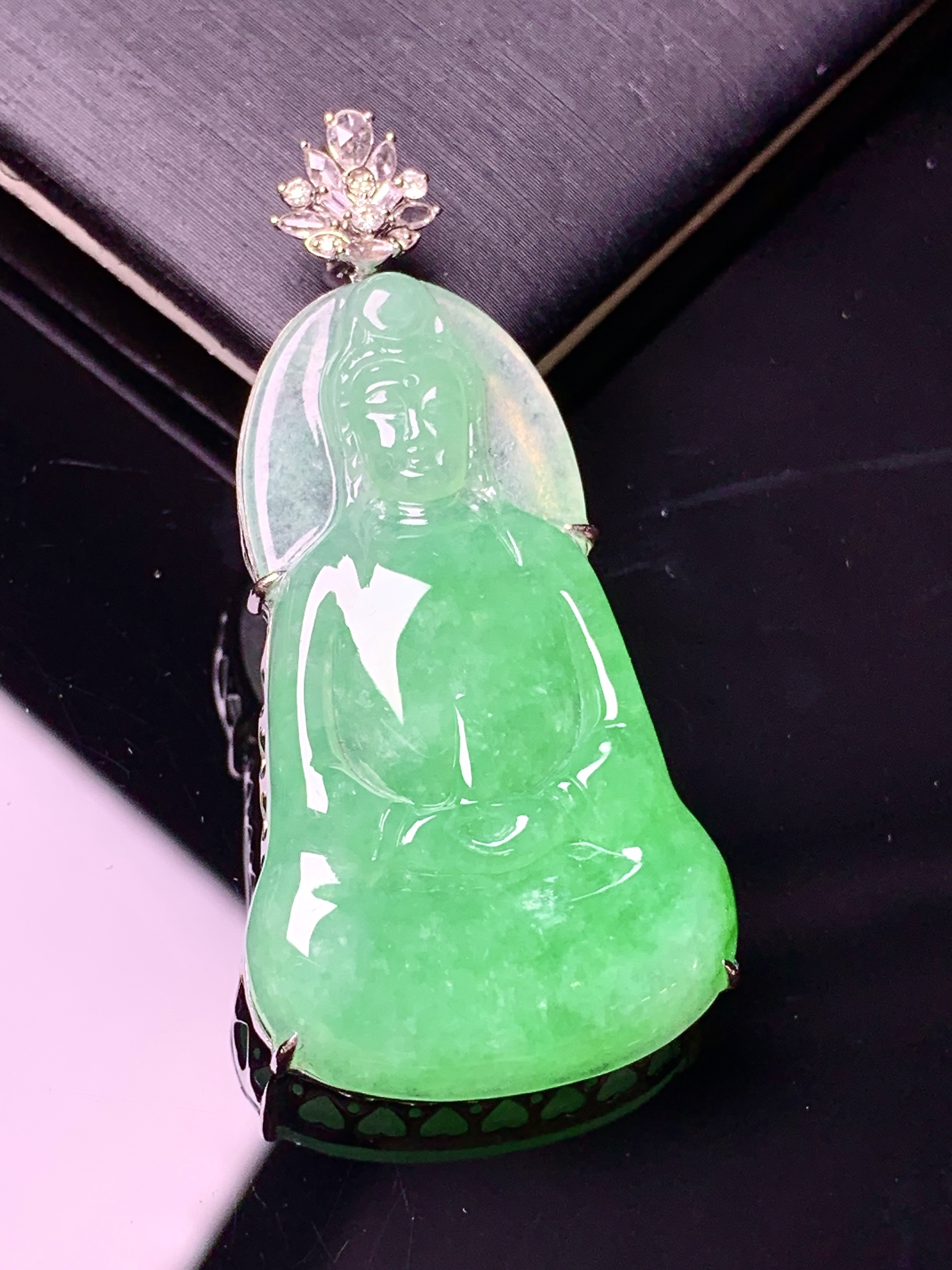 18k金钻镶嵌翠绿观音菩萨吊坠 玉质细腻 色泽艳丽清新 水润亮眼 整体尺寸44.6*21*7b5
