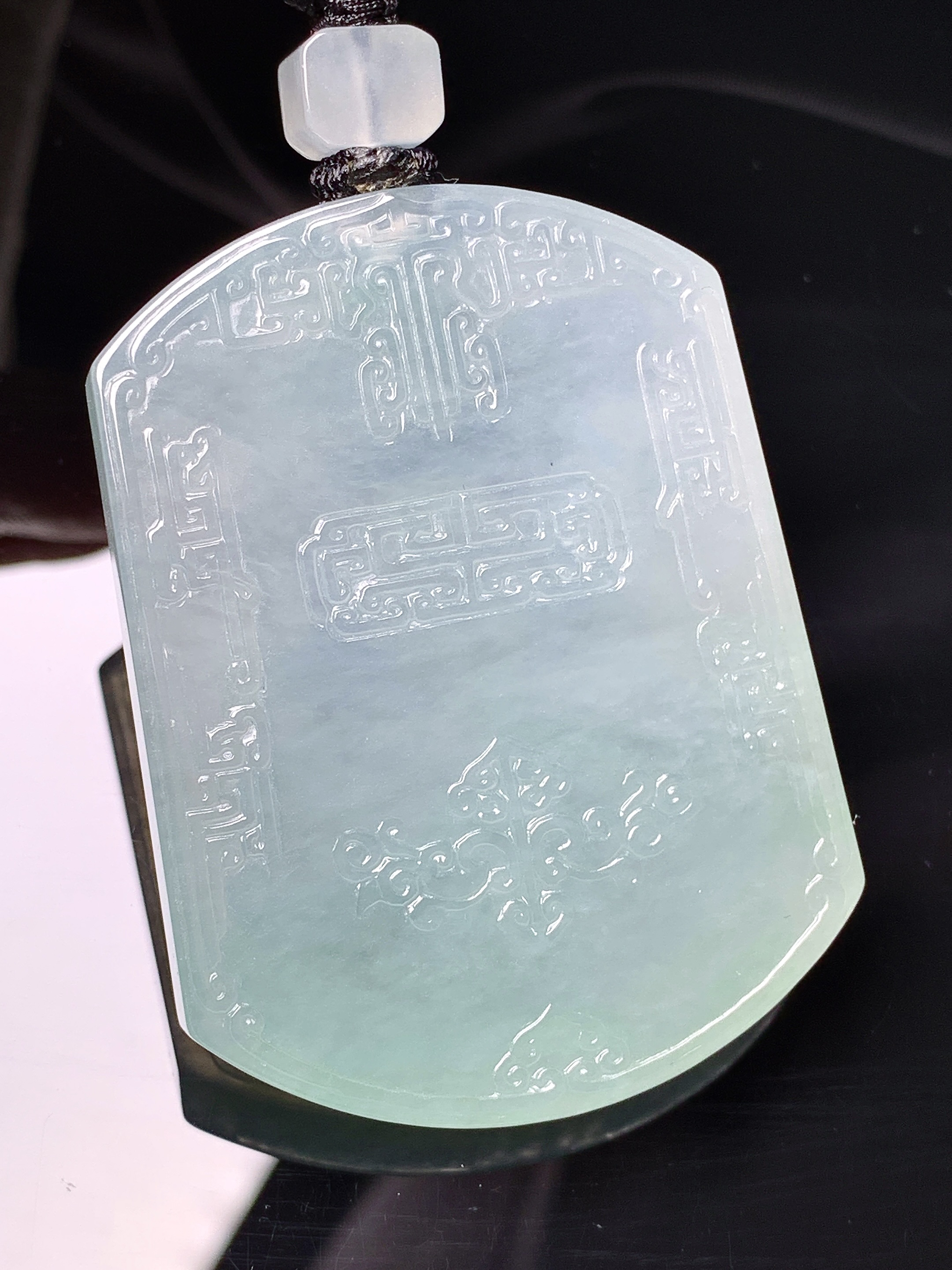 冰种飘绿雕花牌吊坠 玉质细腻 色泽艳丽清新 水润亮眼 整体尺寸50.8*38*5.8L1