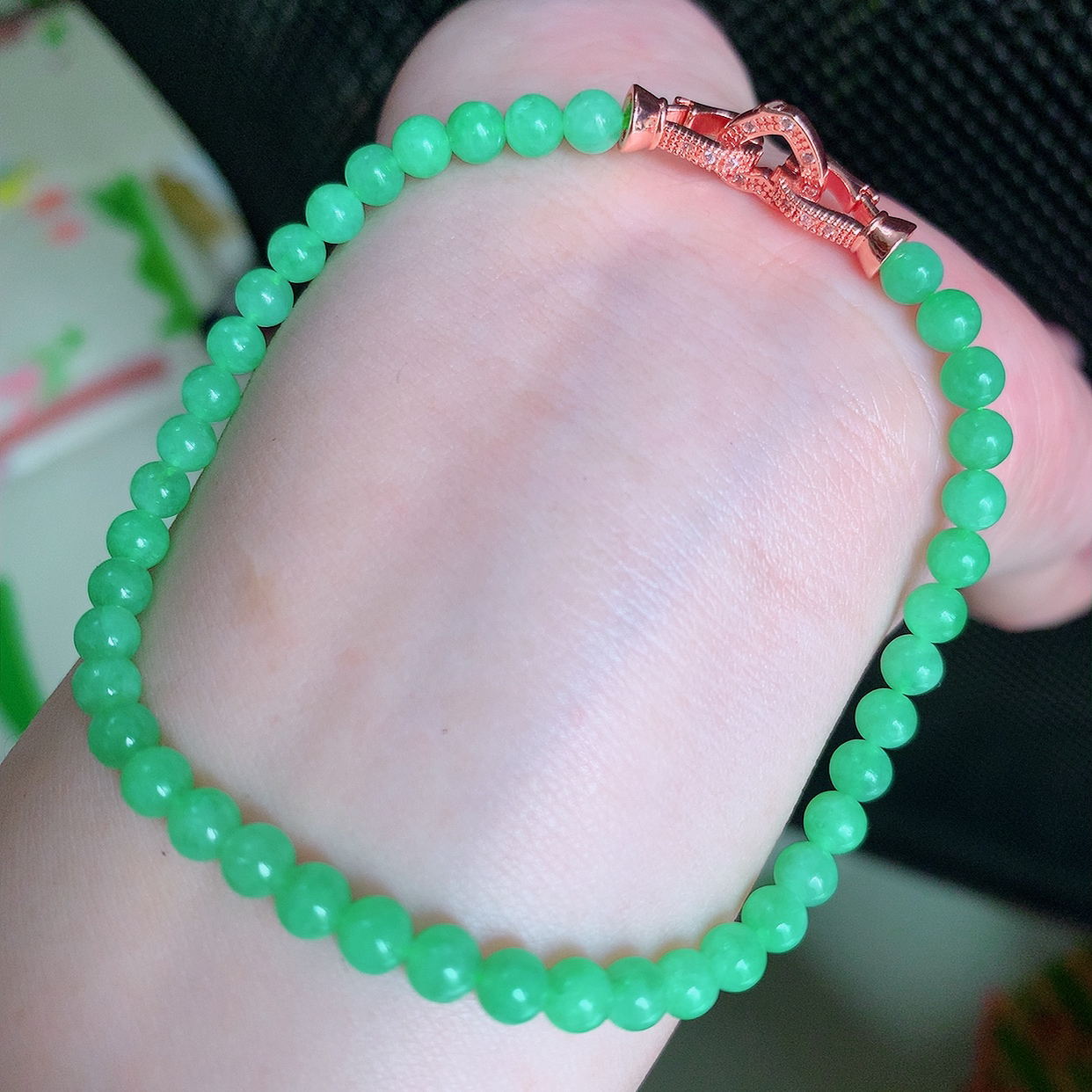 自然光实拍，冰润满绿翡翠手串手链，翠色灵动，佩戴效果时尚出众，尽显气质，玉质细腻，美感十足。#004.1取一尺寸4mm