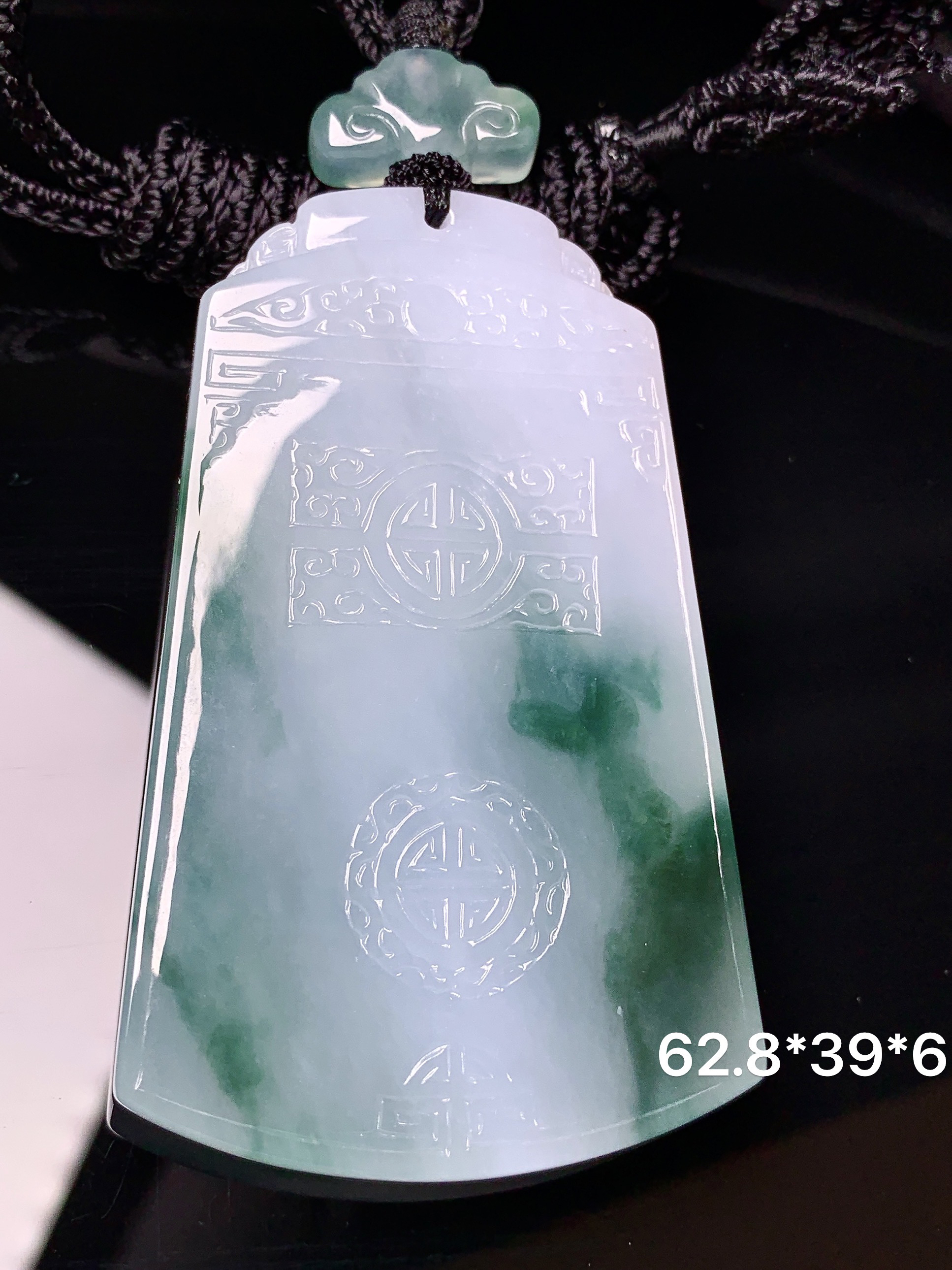 飘绿雕花牌吊坠 玉质细腻 色泽艳丽清新 水润亮眼 整体尺寸62.8*39*6L1