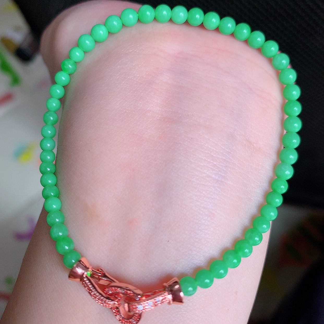 自然光实拍，冰润满绿翡翠手串手链，翠色灵动，佩戴效果时尚出众，尽显气质，玉质细腻，美感十足。#001.1取一尺寸3.8mm