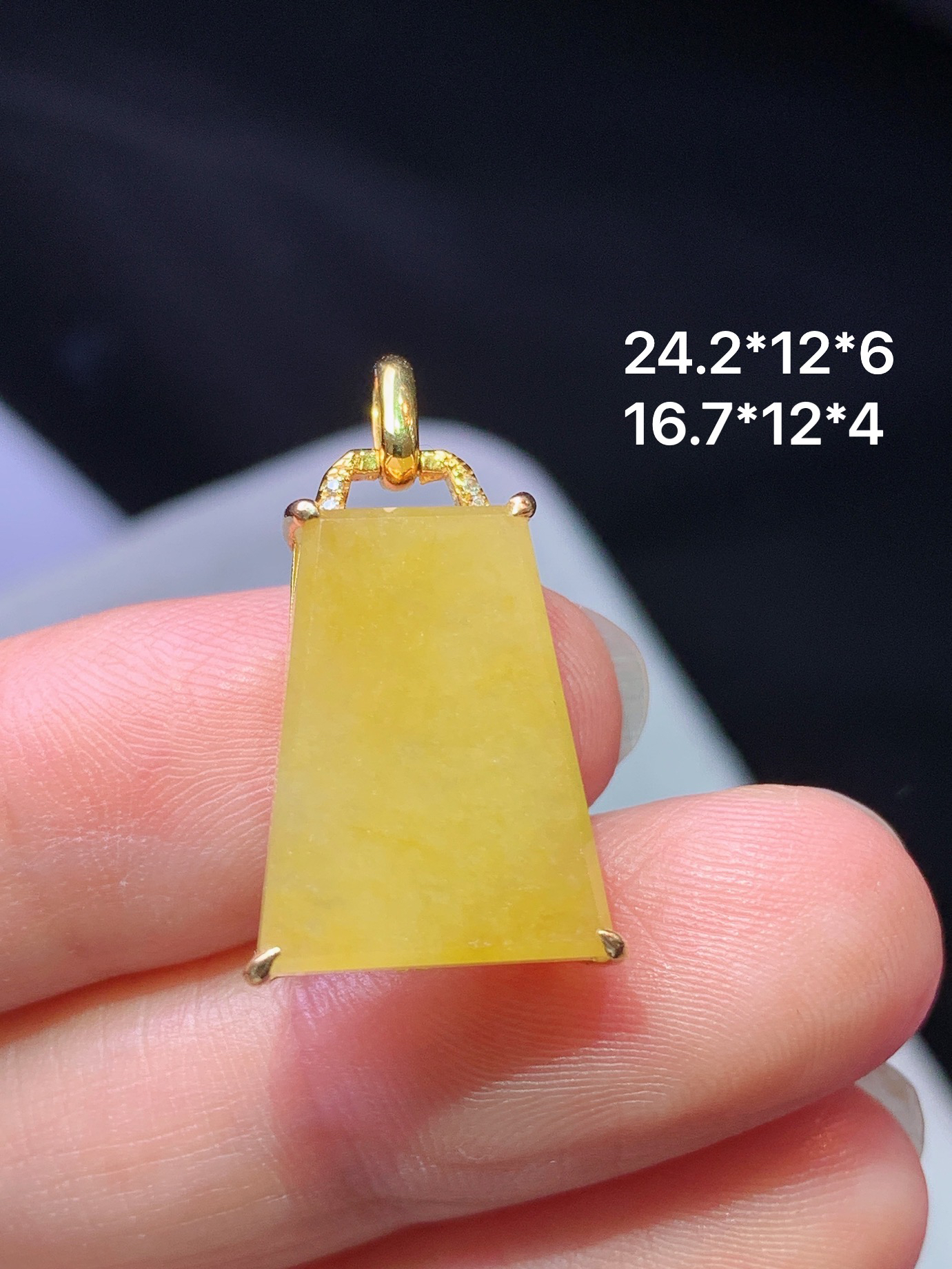 18k金钻镶嵌黄翡无事牌吊坠 玉质细腻 色泽艳丽清新 水润亮眼 整体尺寸24.2*12*6m1