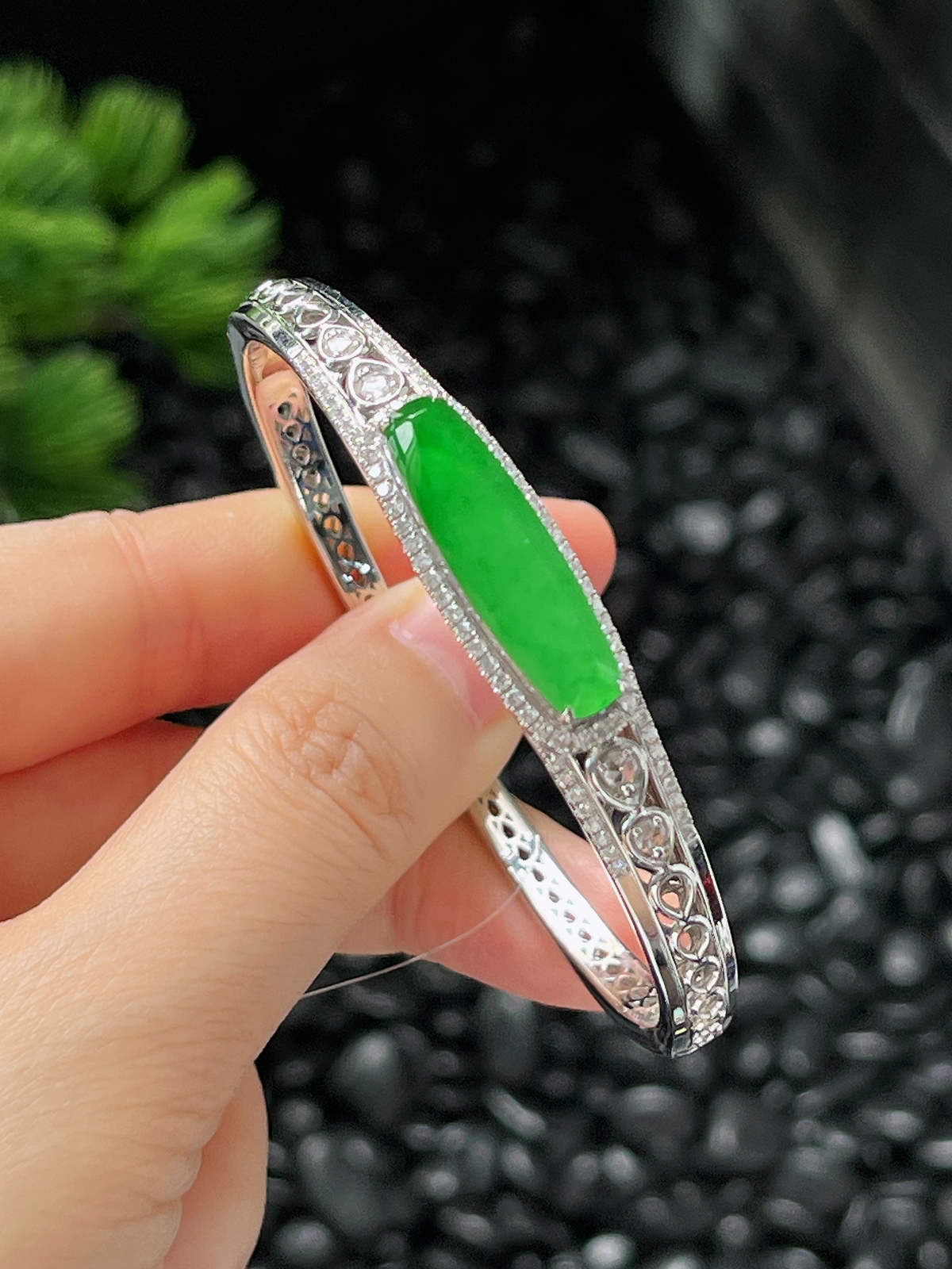 贵妃镯56圈口，翡翠冰糯种满绿手镯