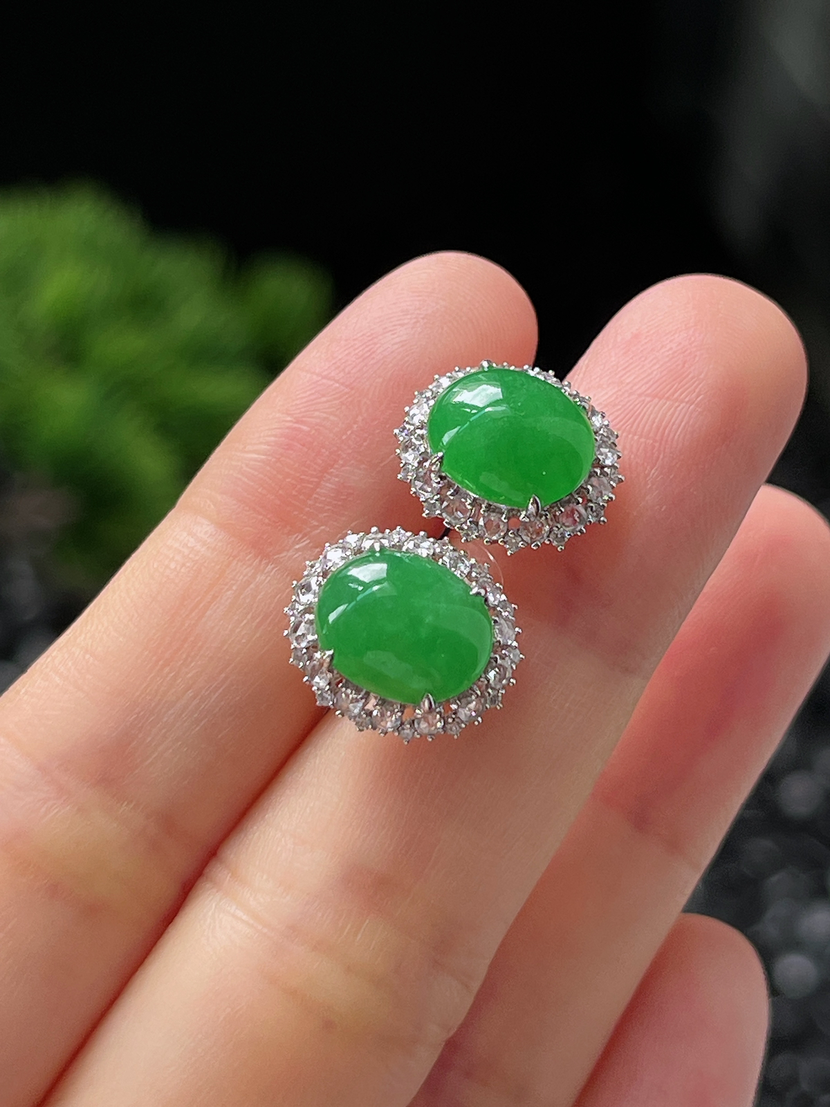 翡翠糯化种满绿色耳钉，印记：Au750,伴钻石