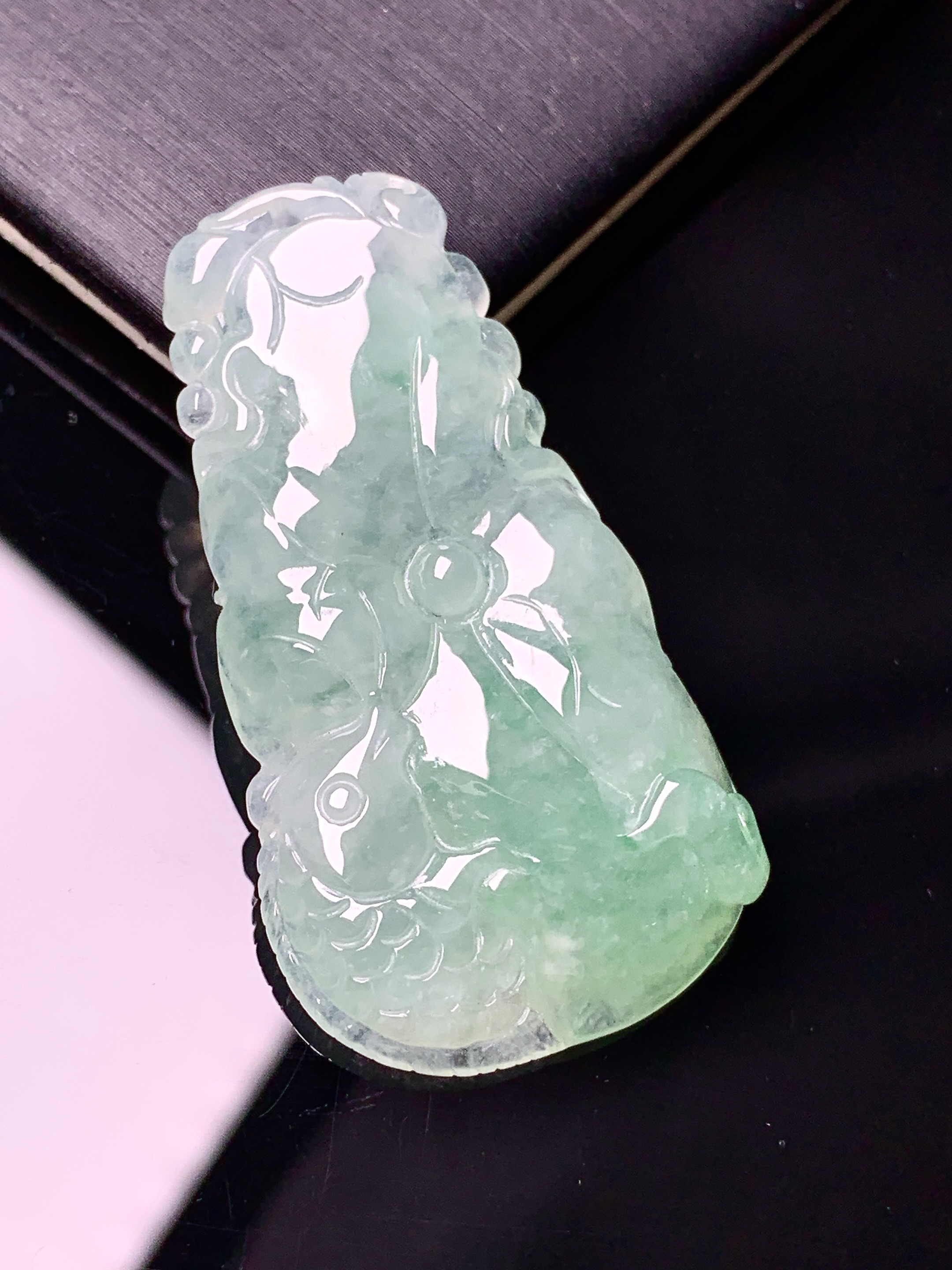 飘绿荷叶牌吊坠 玉质细腻 色泽艳丽清新 水润亮眼 整体尺寸43*23.2*6d1