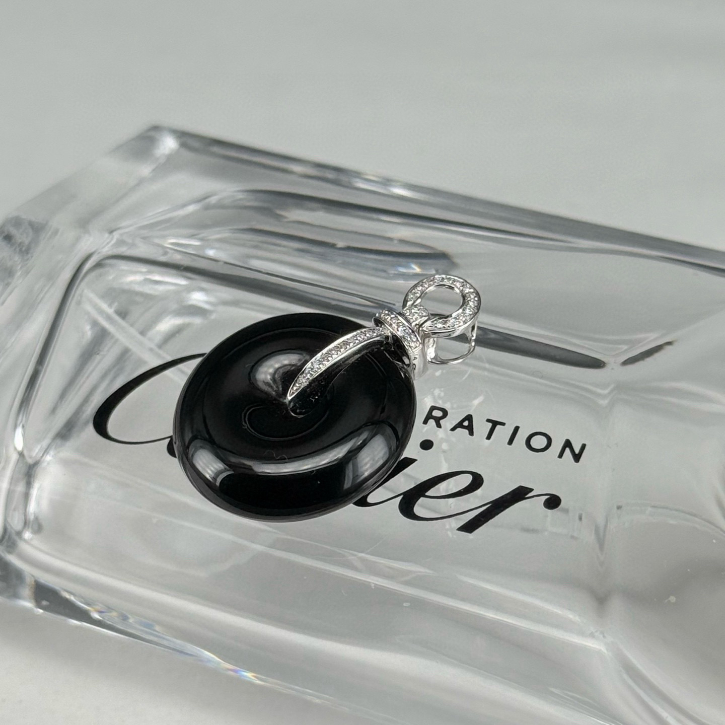 精品18k墨翠平安扣吊坠 种好色正 黑度极好 打灯通透 油性十足 尺寸30.2