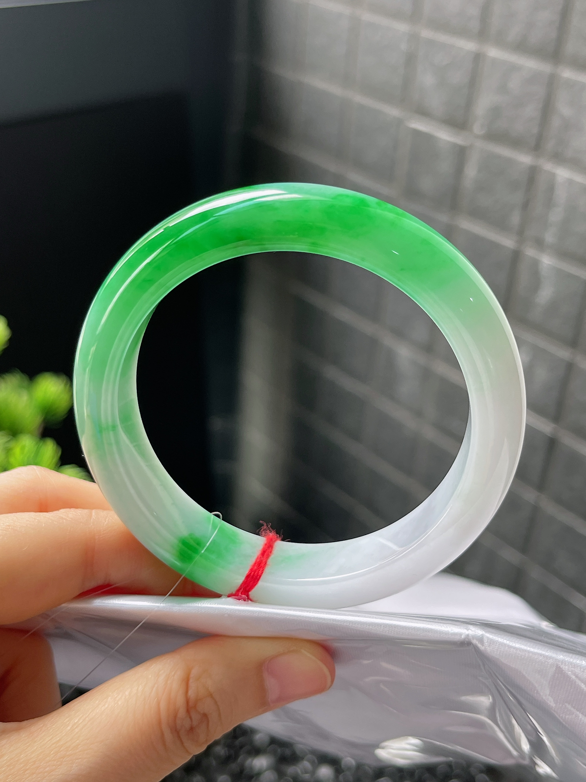 正圈55.7圈口，翡翠冰糯种飘绿手镯